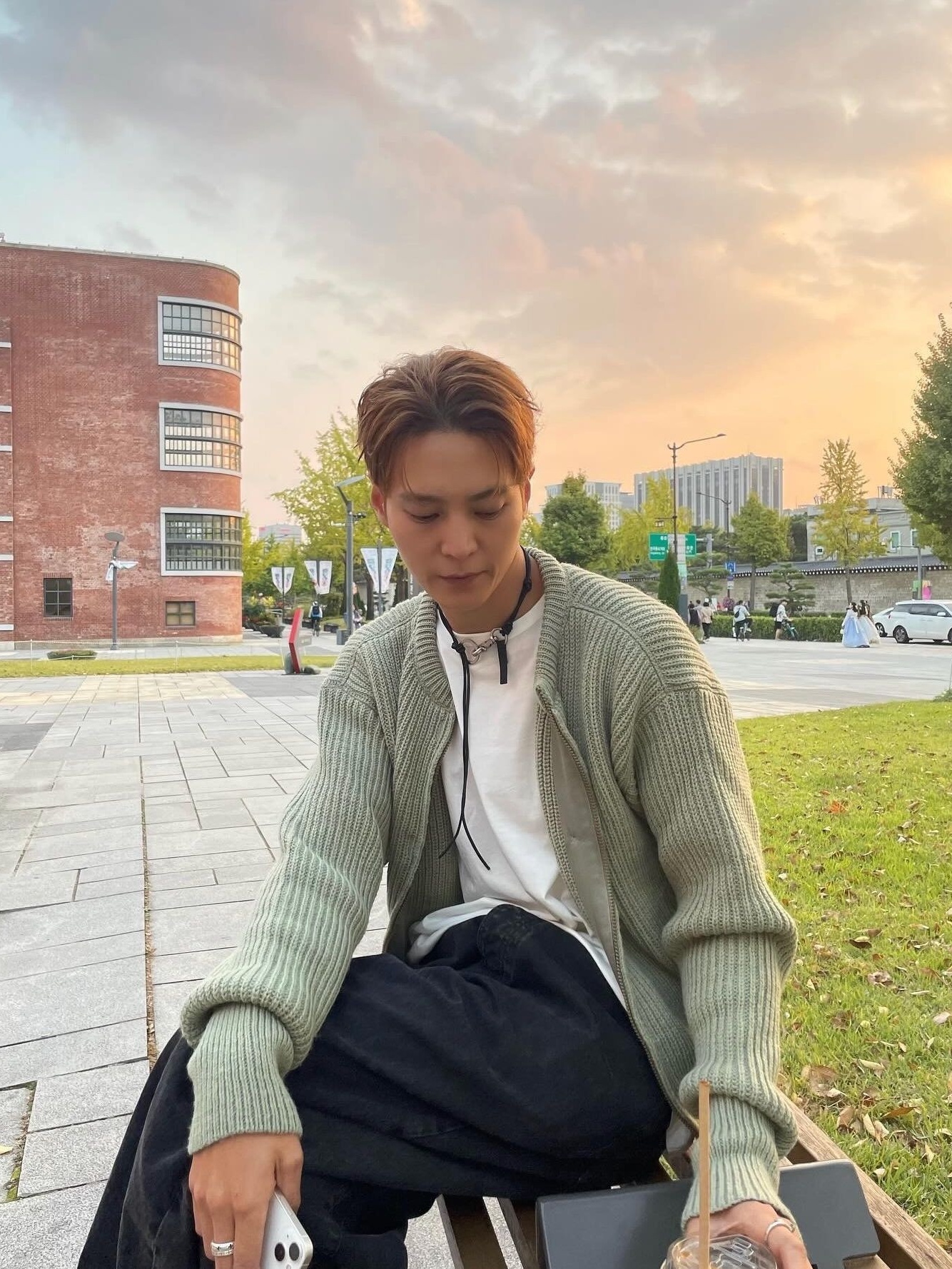 Suade Fancy Crop Knit Zip Up Brown, Rubati Alps Knit Zip-up Cardigan Flower Stitched by Hand Ivory 착용 스타일 - 5