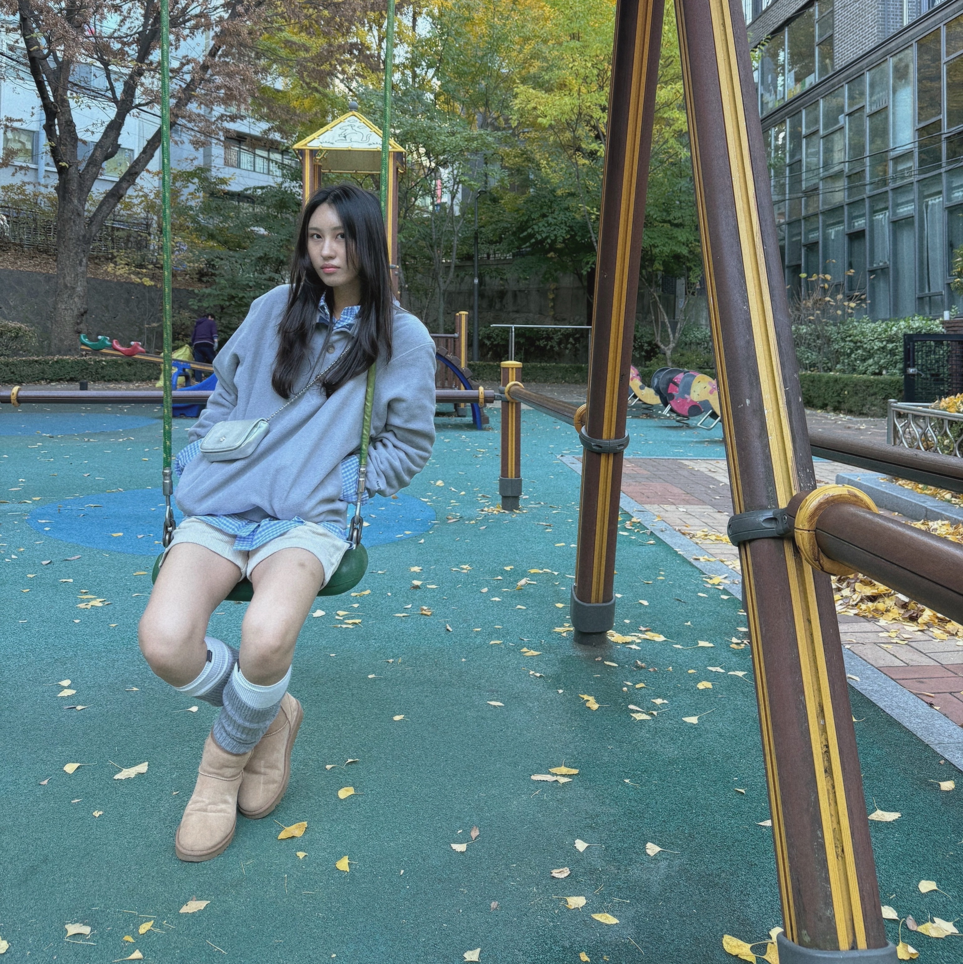 (W) UGG Classic Mini II Boots Chestnut 착용 스타일 - 3