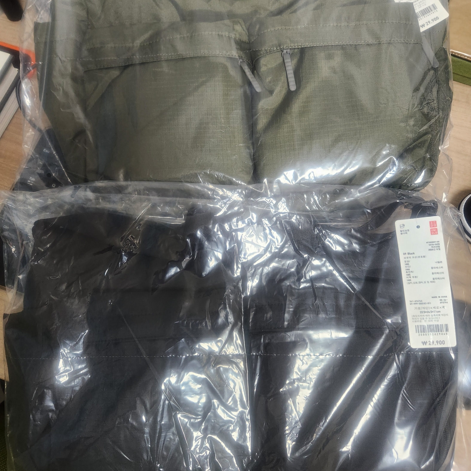 Uniqlo Multi Pocket Shoulder Bag Olive, Uniqlo Multi Pocket Shoulder Bag Black 착용 스타일 - 2