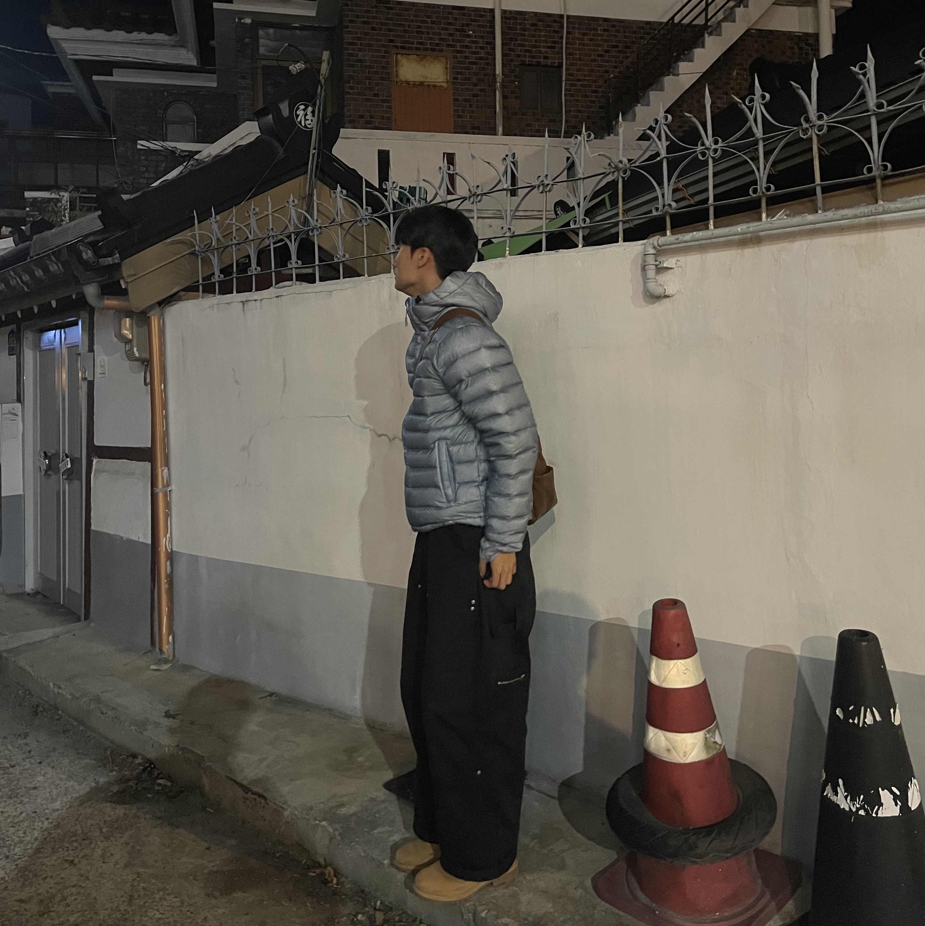 Sansan Gear Suffix Puffer Jacket Sky Blue - 24FW, Matin Kim Logo Sporty Duffel Bag Black 착용 스타일 - 1