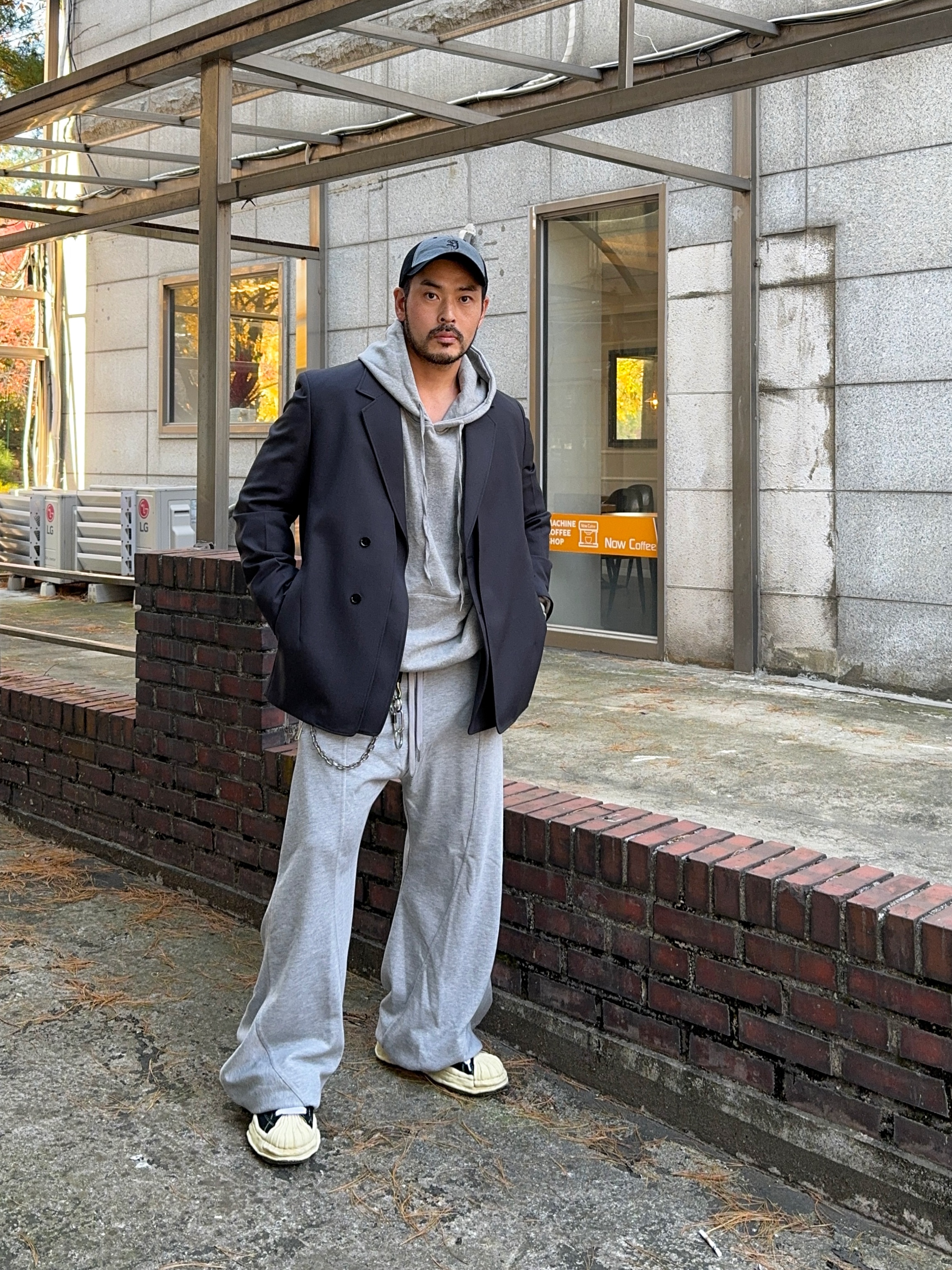 Maison Mihara Yasuhiro Blakey OG Sole Suede Low-top Sneakers Black 착용 스타일 - 5