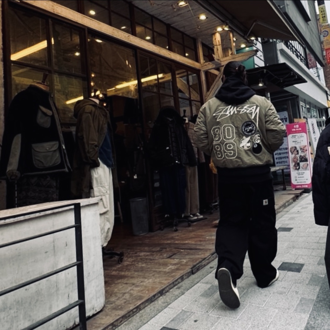 Nike x Stussy Reversible Jacket Medium Olive (FJ9153-222), Jordan 1 x Travis Scott Retro Low OG SP Reverse Olive 착용 스타일 - 3