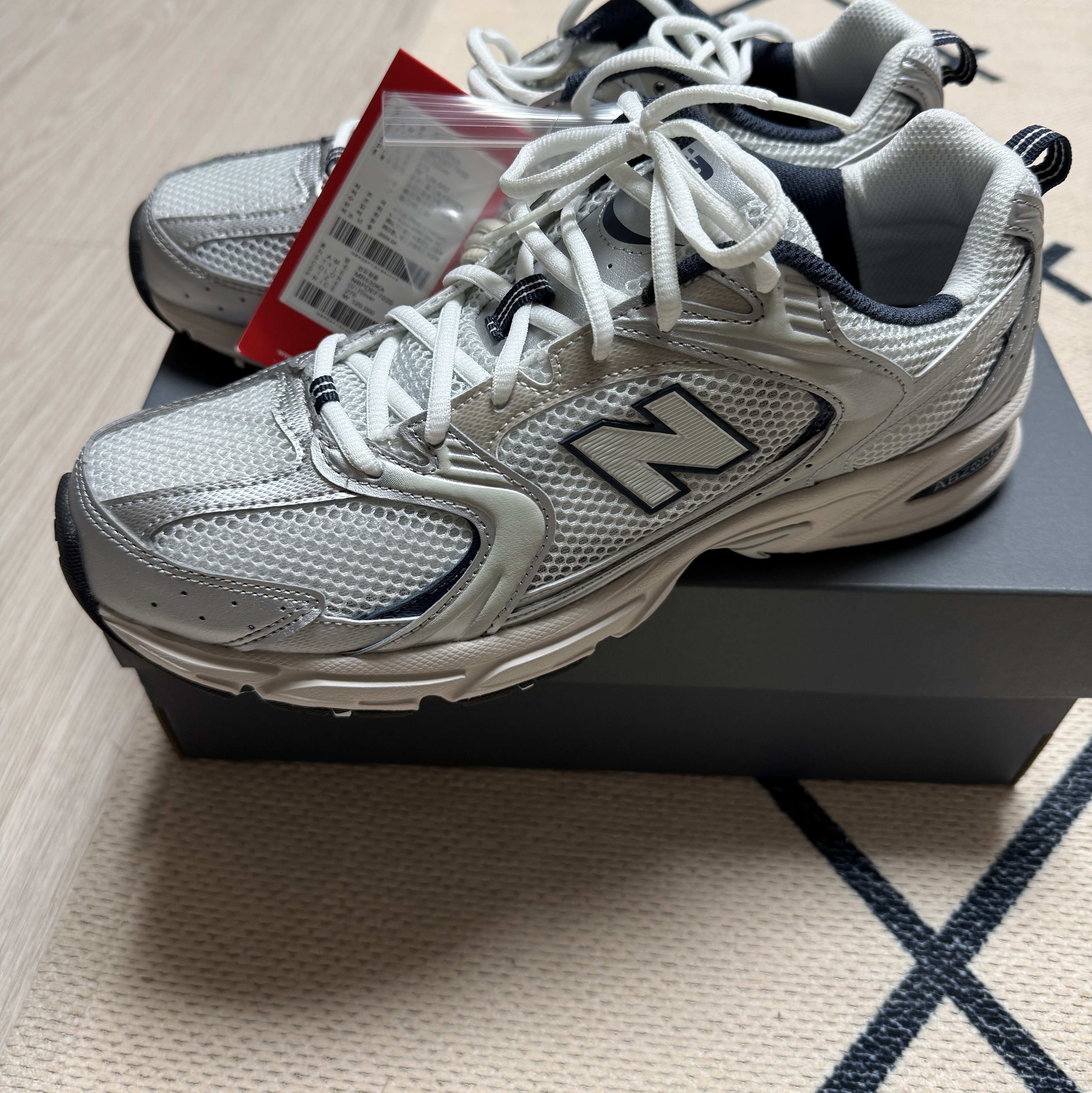 New Balance 530 Steel Grey 착용 스타일 - 1