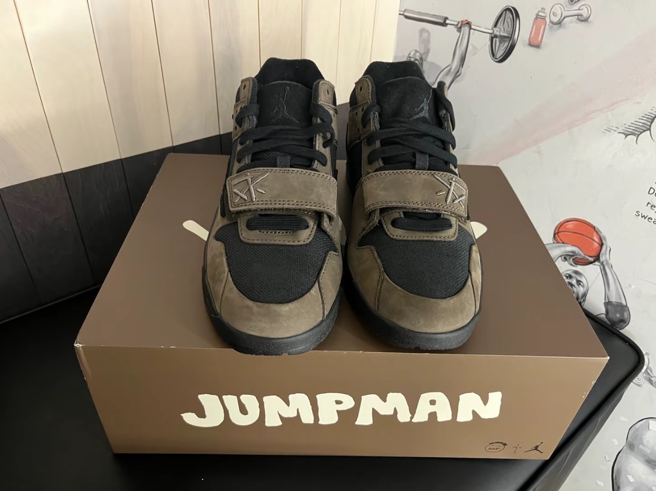 Jordan x Travis Scott Jumpman Jack TR Black and Dark Mocha 착용 스타일 - 2