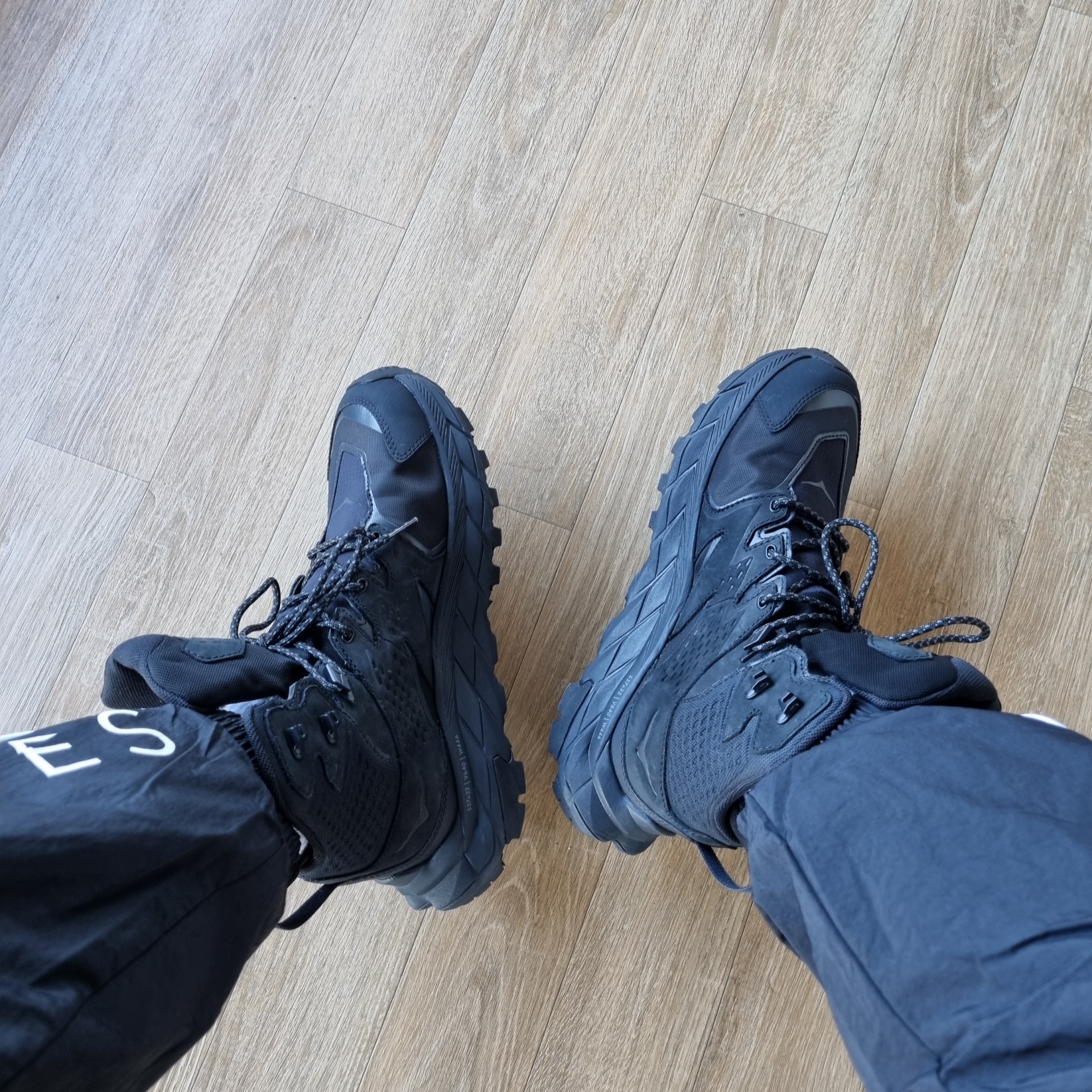 Hoka Anacapa Mid Gore-Tex Black 착용 스타일