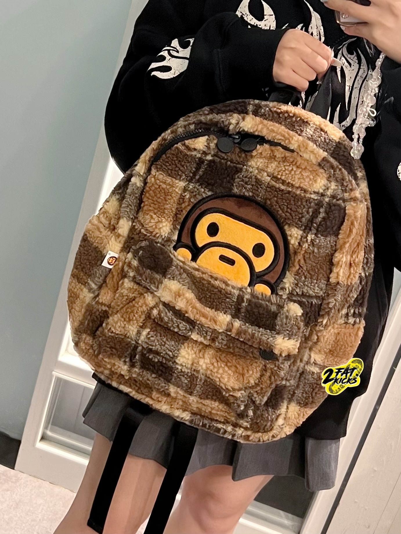 BAPE Baby Milo Check Sherpa Medium Backpack Beige Brown 착용 스타일 - 1
