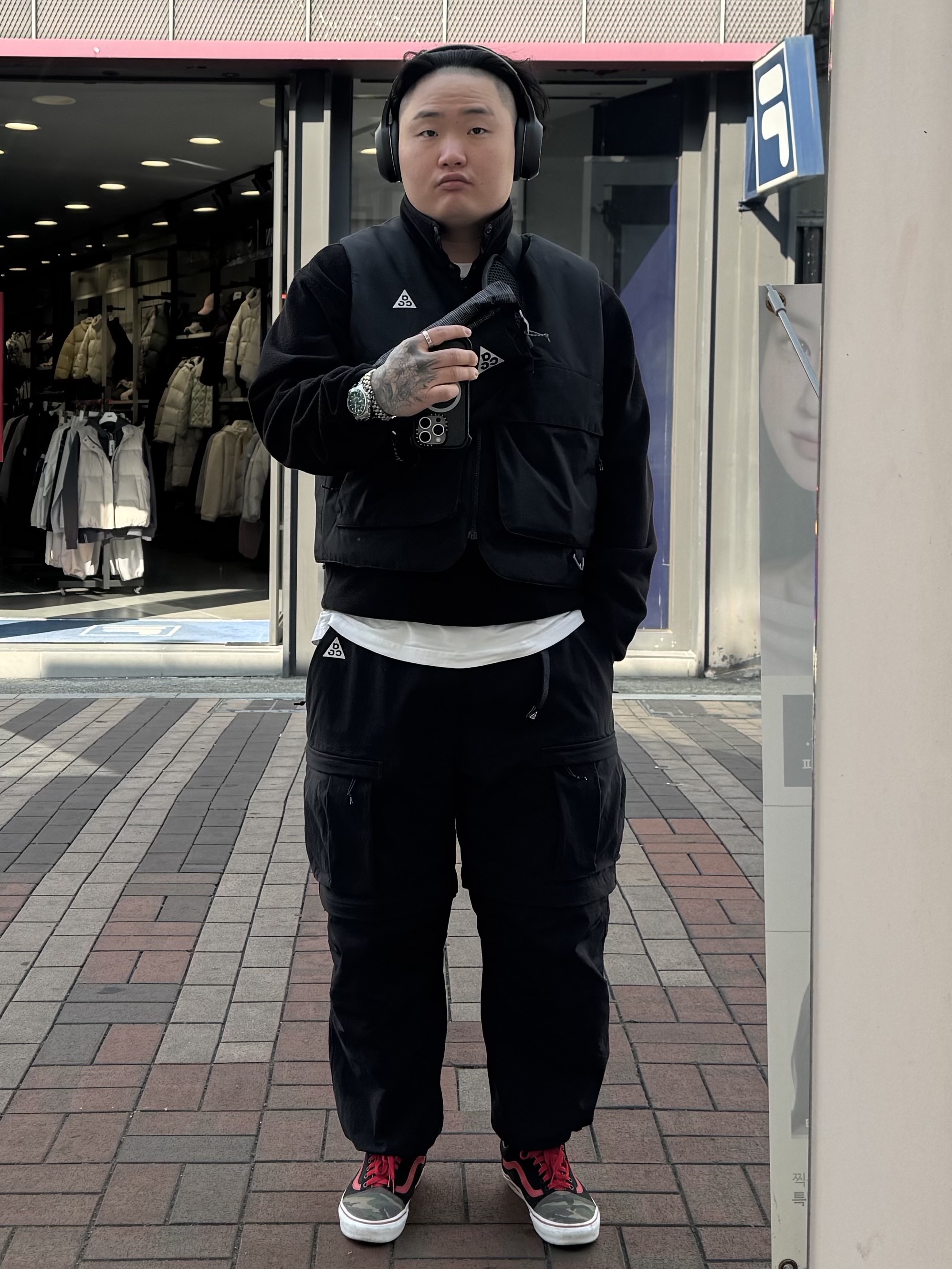 Nike ACG Smith Summit Cargo Pants Black Anthracite - Asia, Nike ACG Primaloft Skull Peak Reversible Vest Black Dark Raisin - Asia 착용 스타일