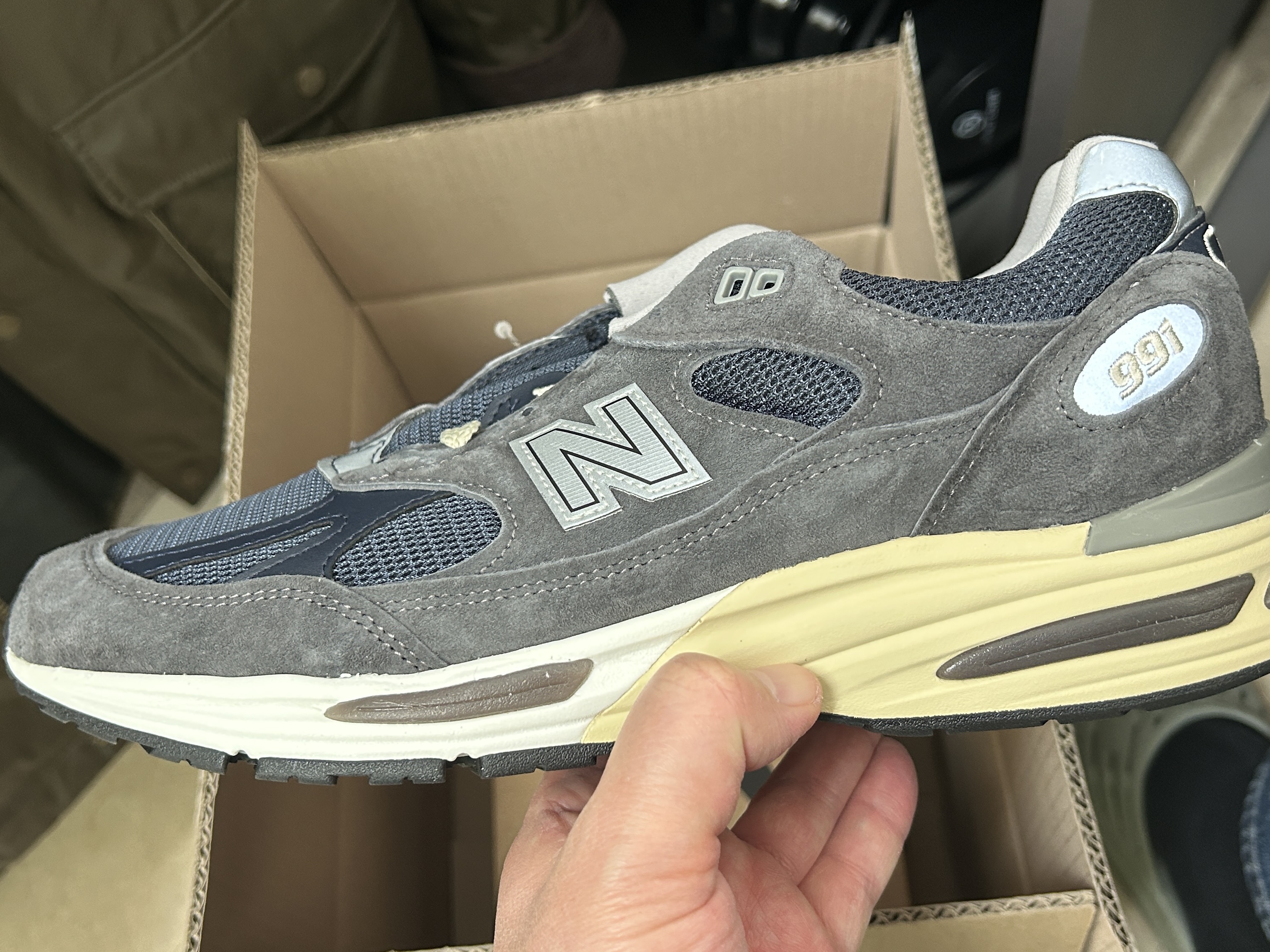 New Balance 991v2 Made in UK Dark Gull Grey 착용 스타일 - 2
