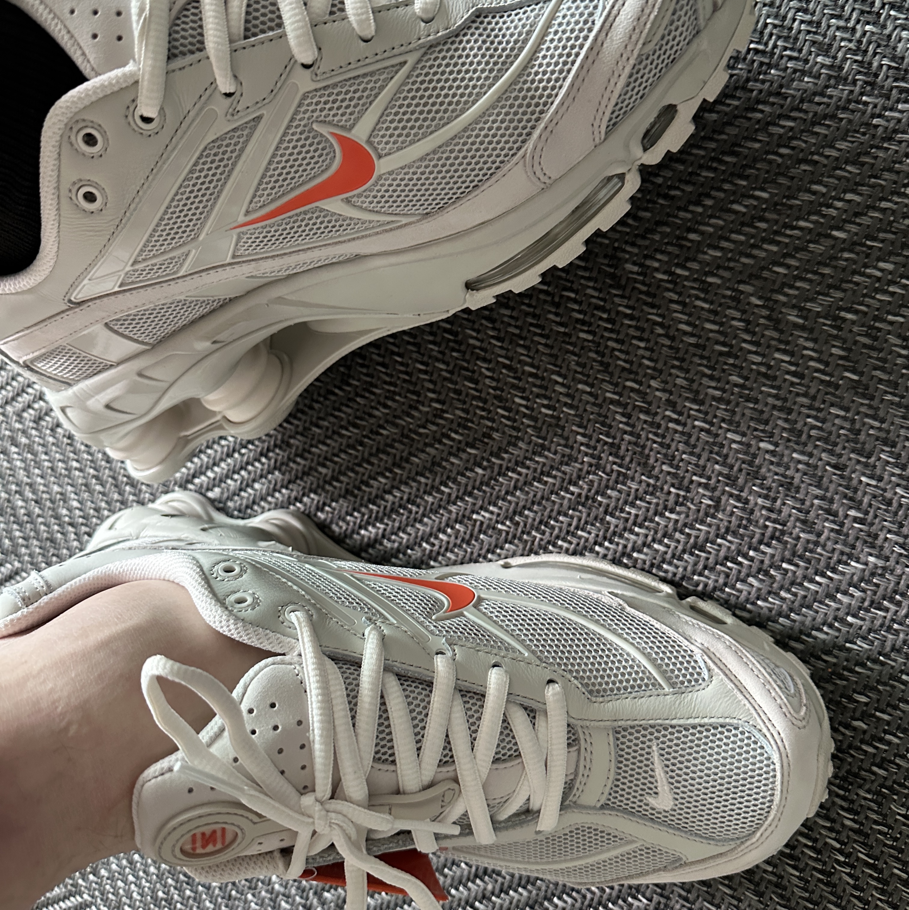 Nike Shox Ride 2 Light Bone and Turf Orange 착용 스타일 - 1