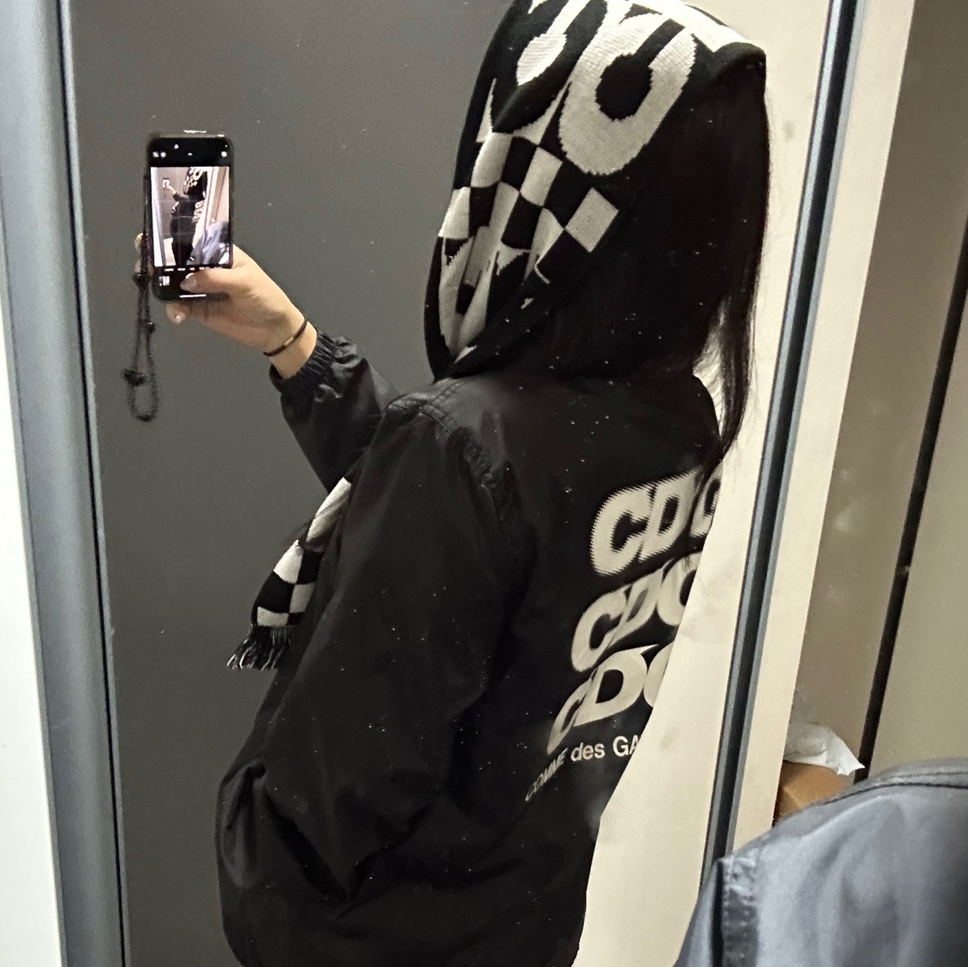 CDG Logo Check Muffler White Black, CDG Logo Coach Jacket Black 착용 스타일 - 1