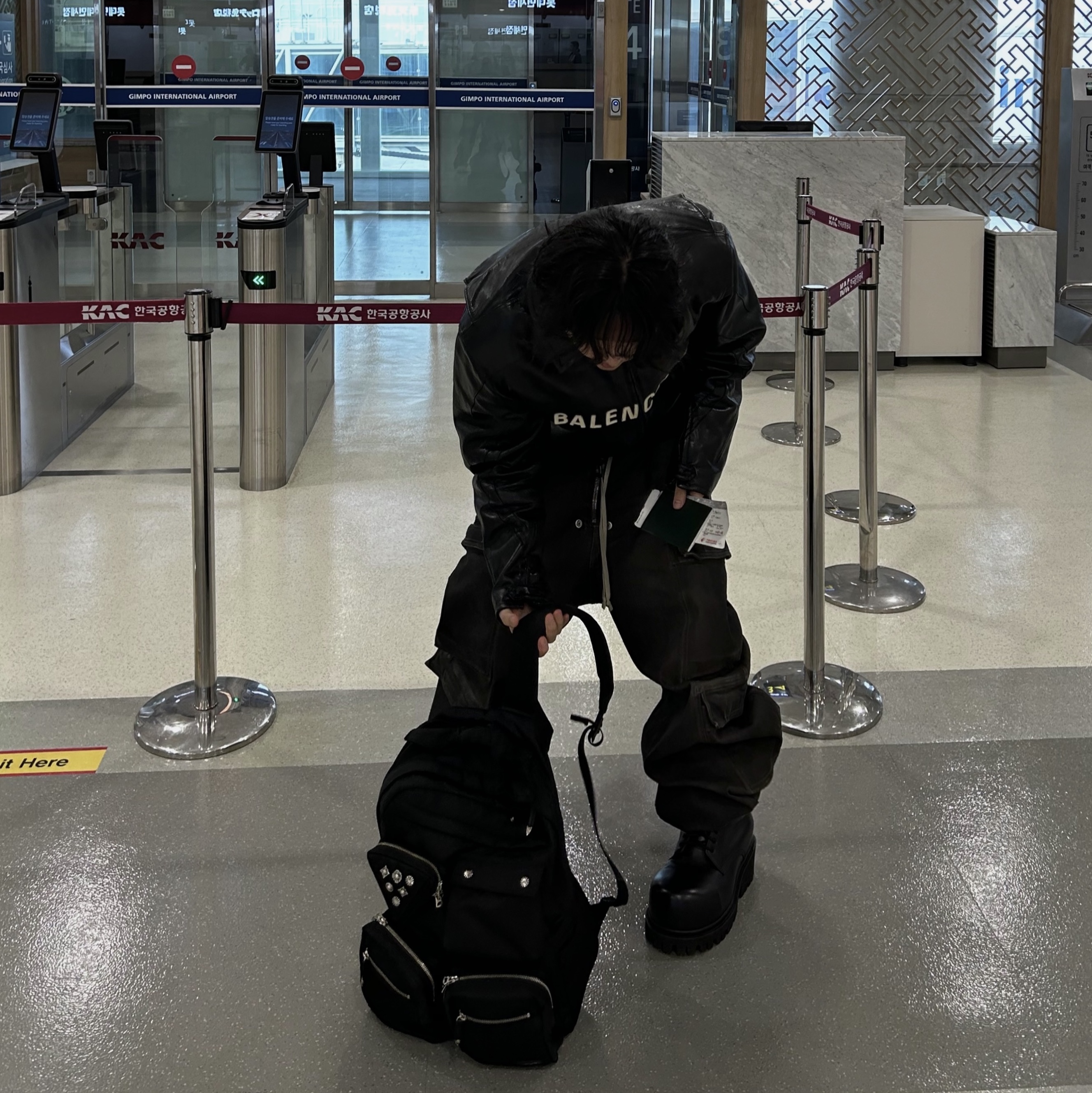 Porter x Toga Backpack Black, Balenciaga Stomper Bootie Black 착용 스타일