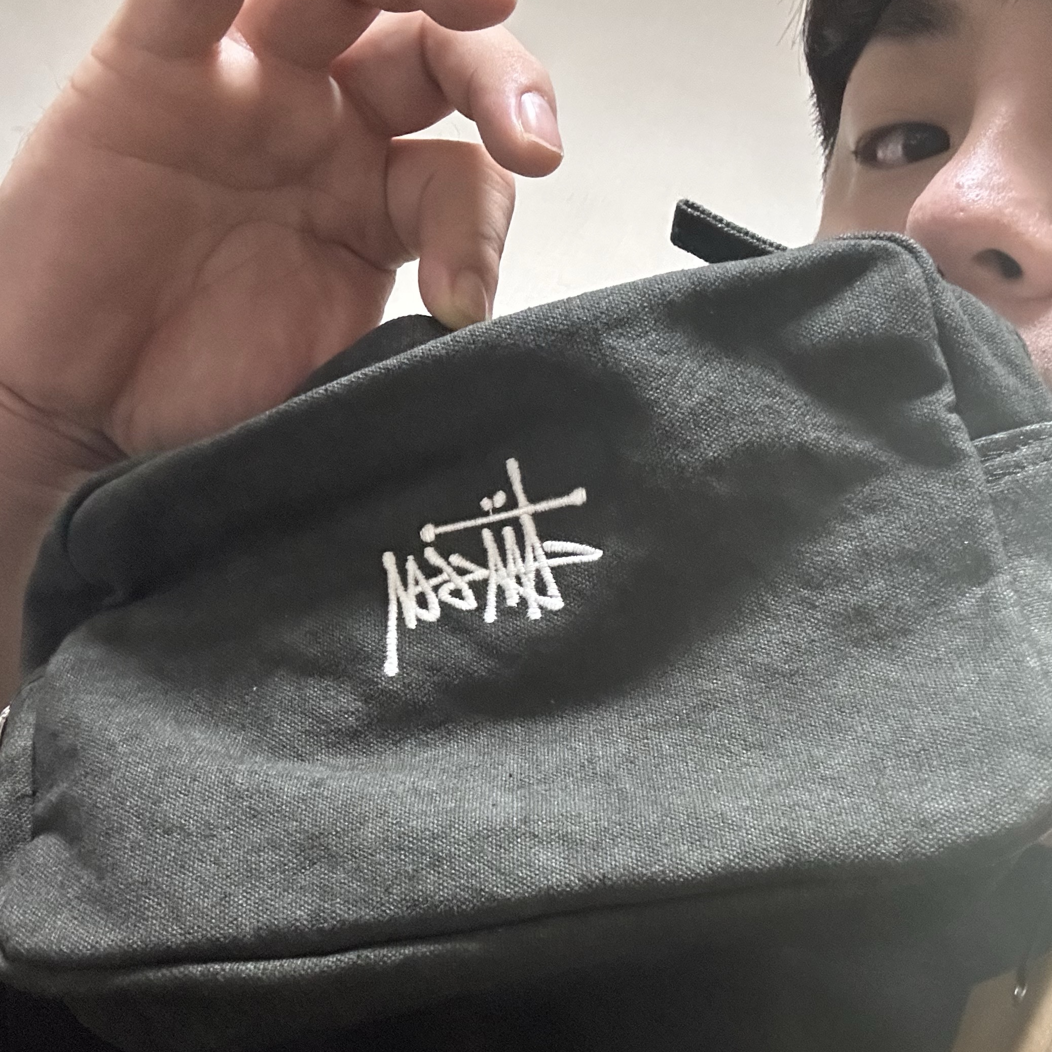 Stussy Canvas Side Pouch Washed Black 착용 스타일