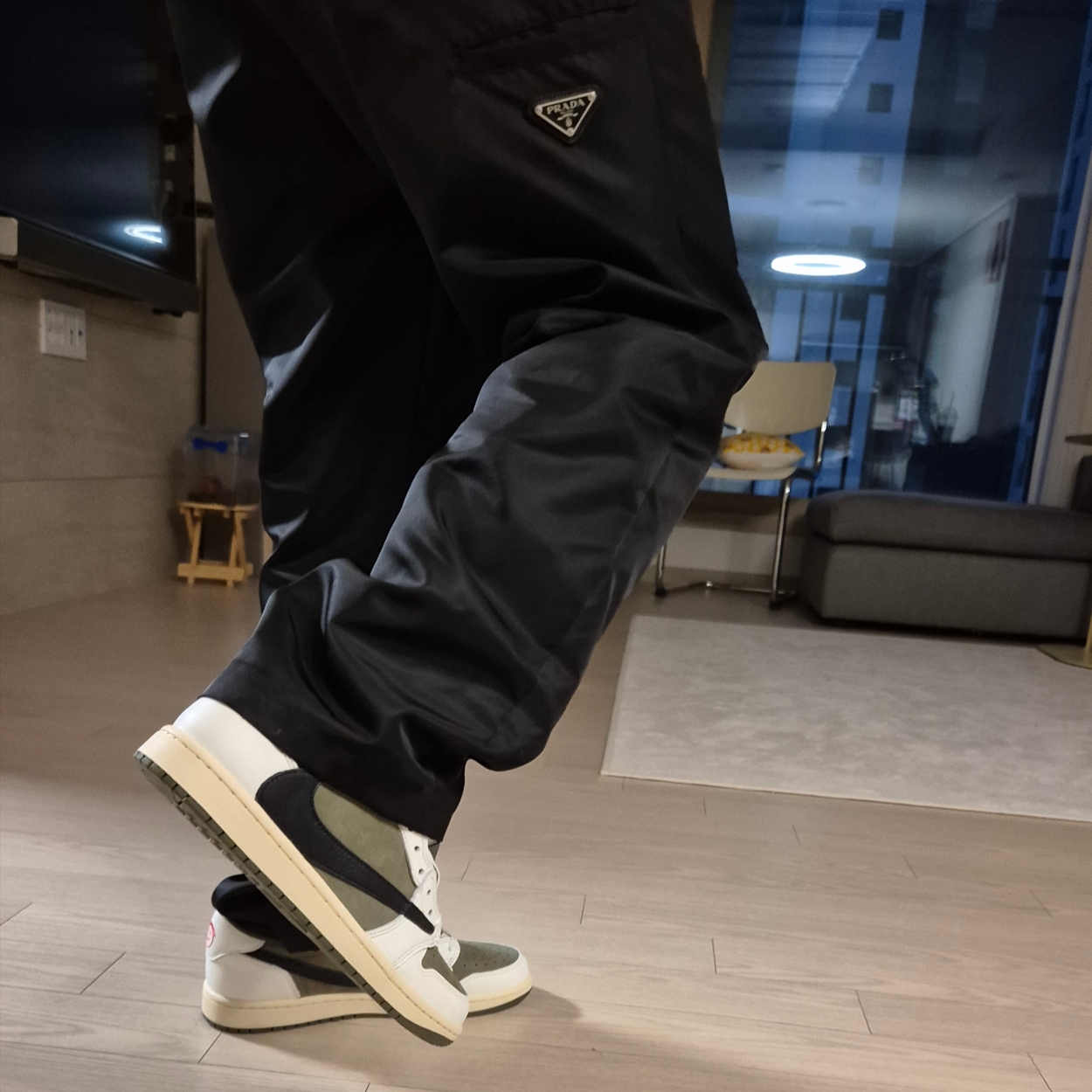Jordan 1 x Travis Scott Retro Low OG SP Reverse Olive, Prada Re-Nylon Pants Black 착용 스타일