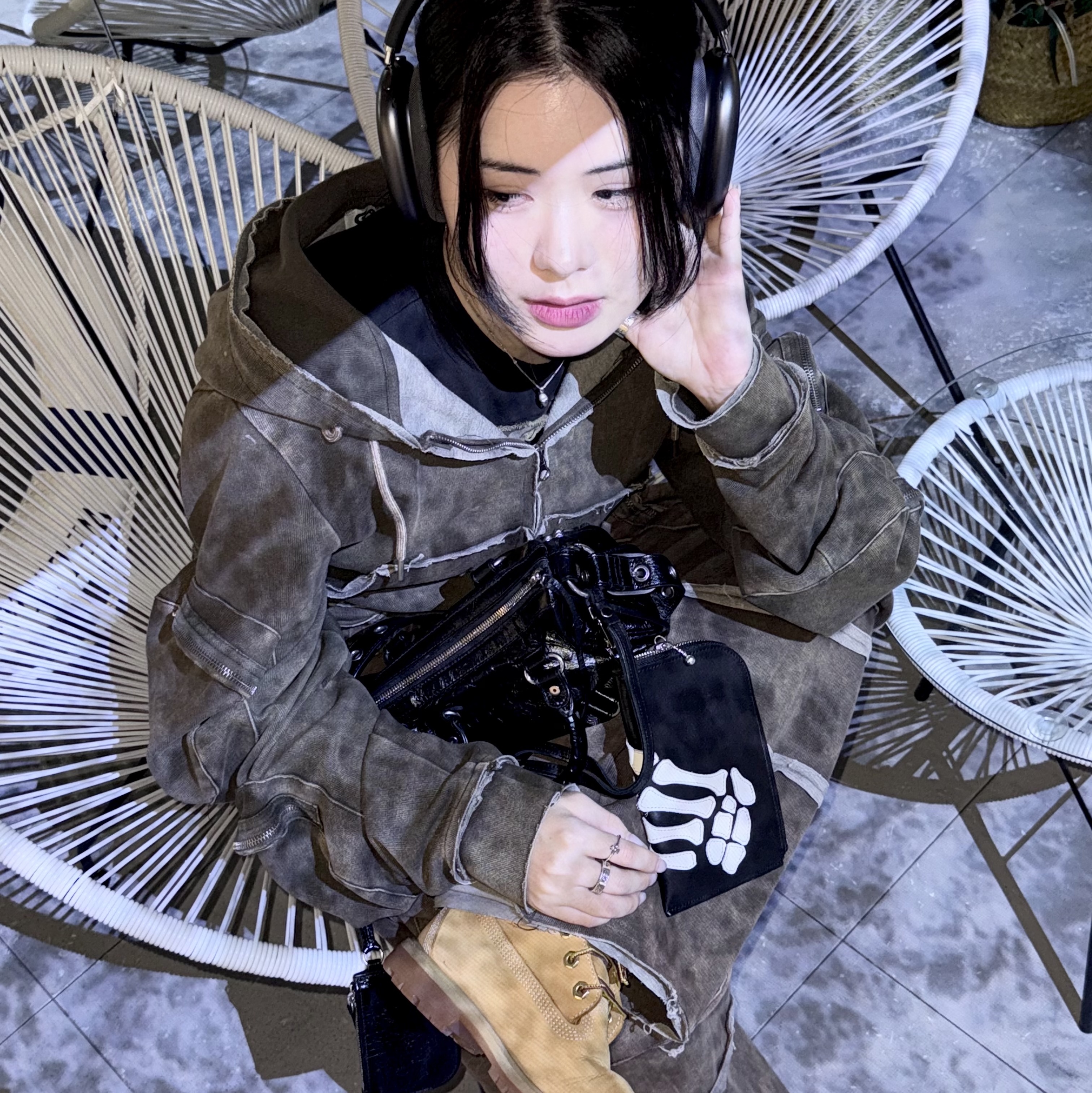 Kapital Thumbs Up Bone Hand Zip Neck Bag Black, Balenciaga Le Cagole Mini Duffle Bag Black 착용 스타일 - 1