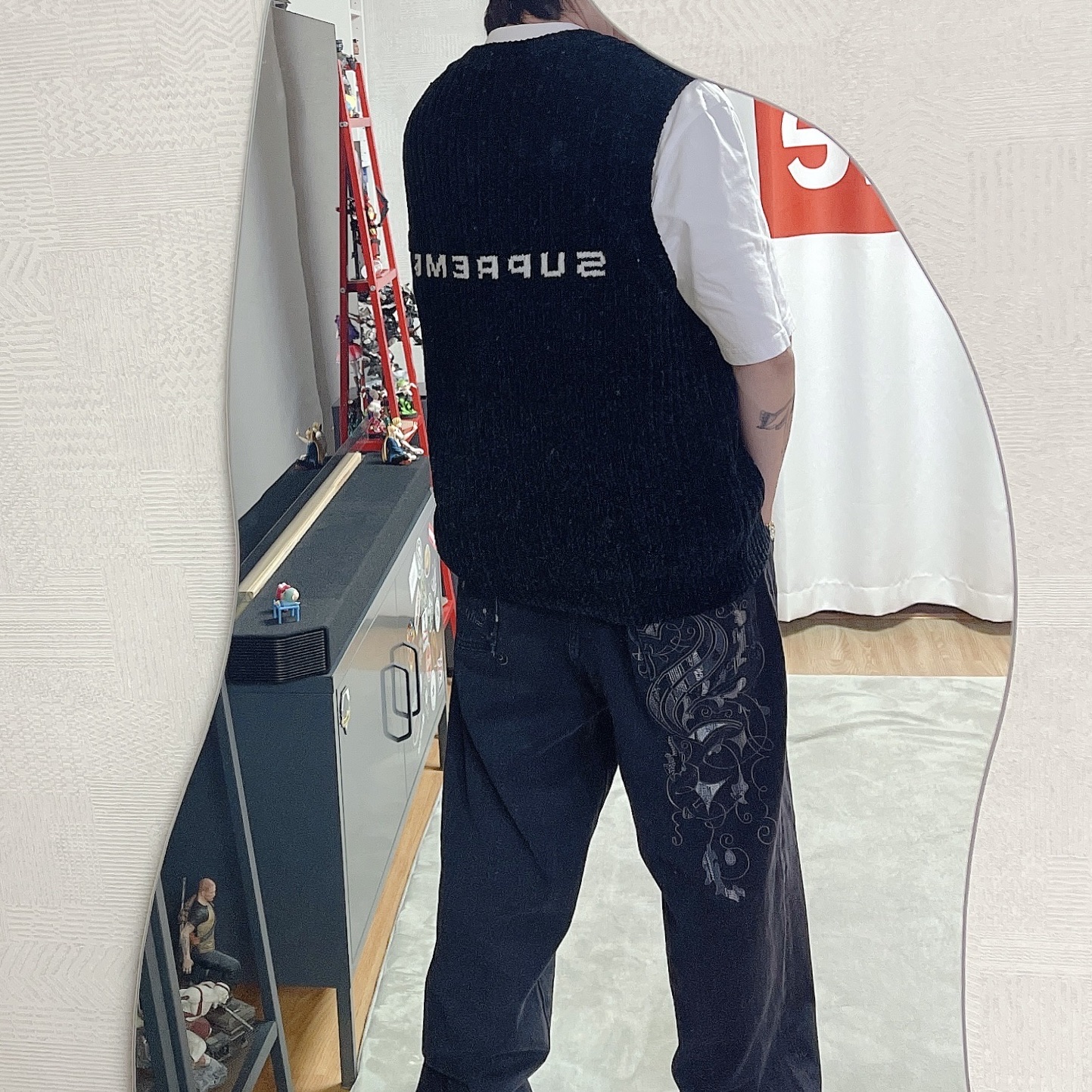 Supreme Chenille Sweater Vest Black - 24FW, Supreme x Coogi Baggy Jean Black - 23SS 착용 스타일