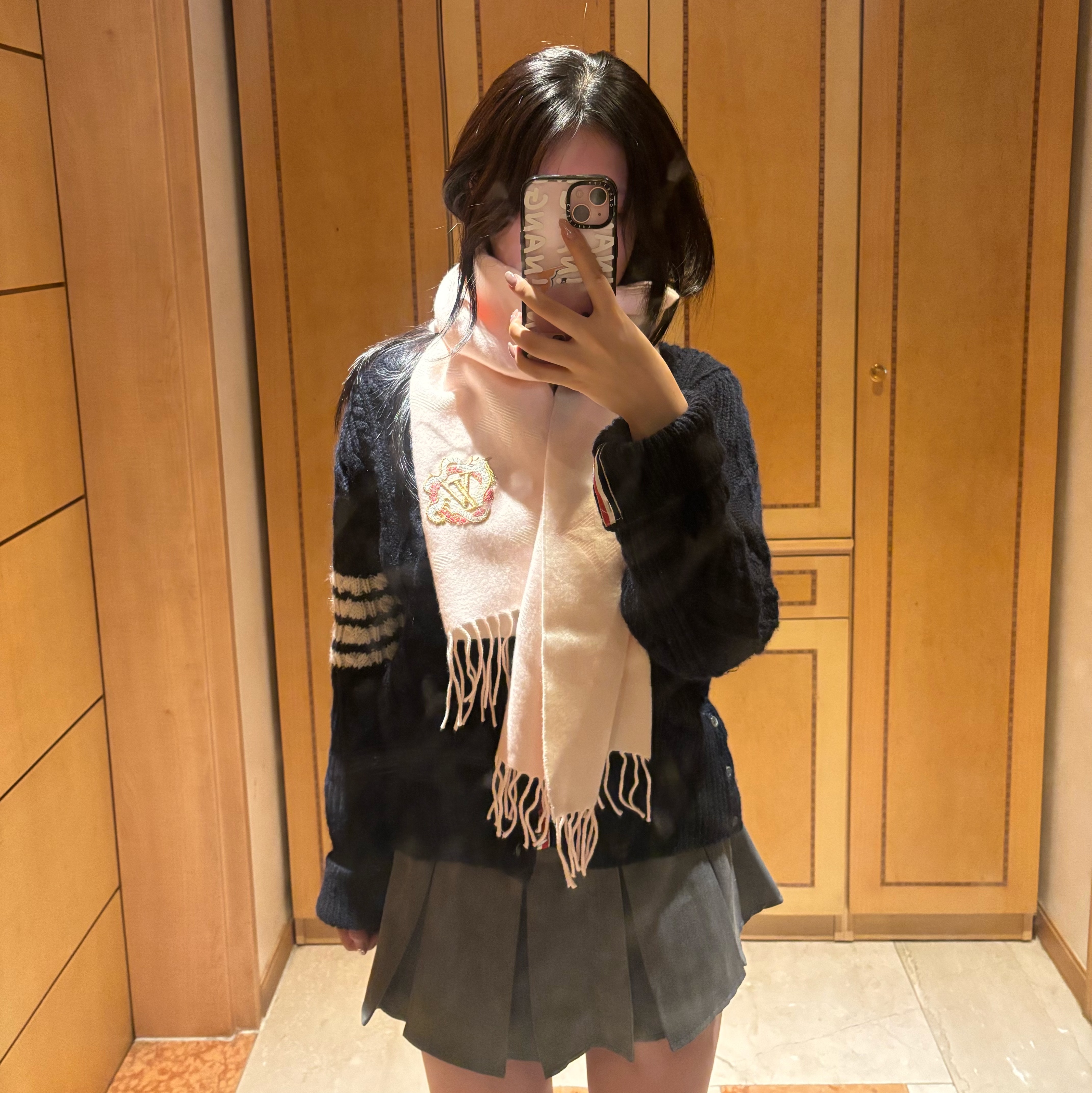 (W) Louis Vuitton Precious Dragon LV Essential Muffler S00 Pink 착용 스타일