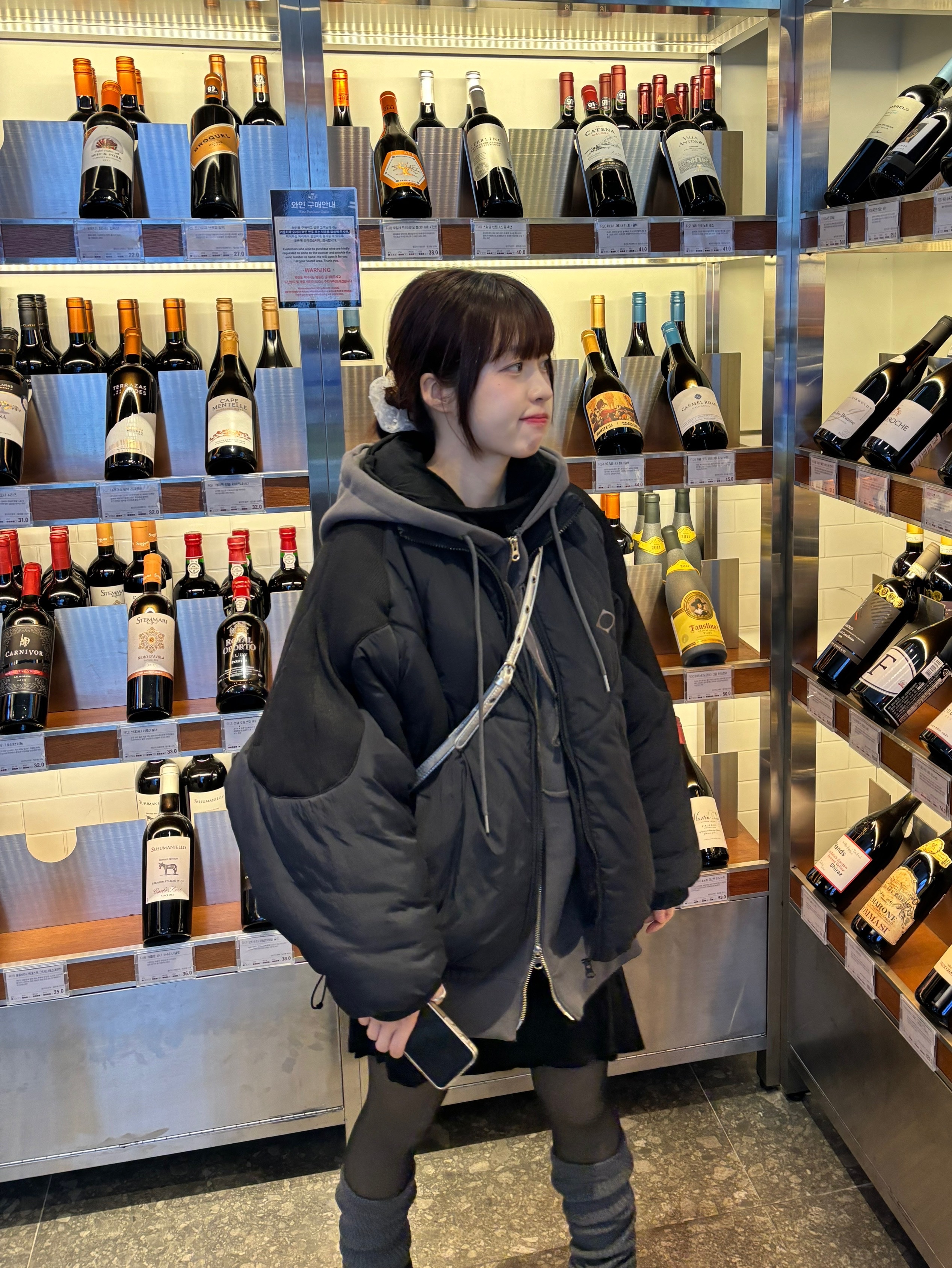 (W) Mischief Rhombus Team Down Jacket Black 착용 스타일