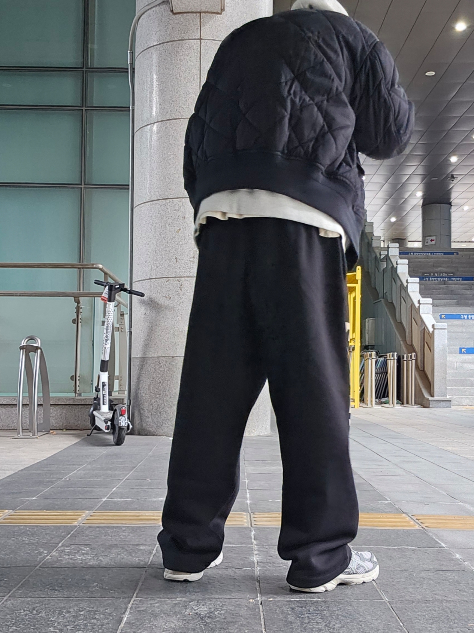 Essentials The Core Collection Pullover Hoodie Oatmeal, Essentials Fleece Relaxed Sweatpant Black - 24FW 착용 스타일 - 4