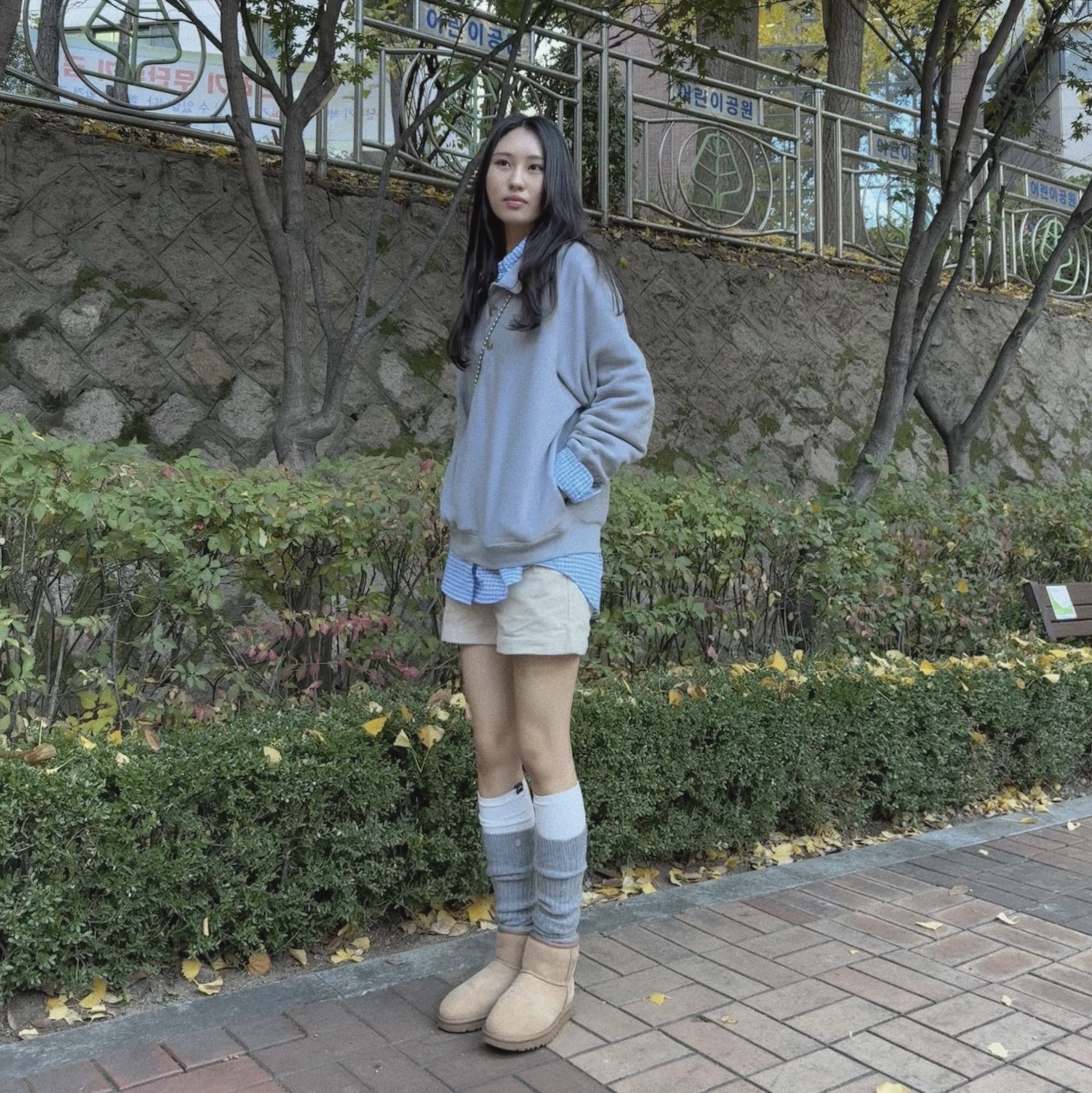 (W) UGG Classic Mini II Boots Chestnut 착용 스타일 - 2