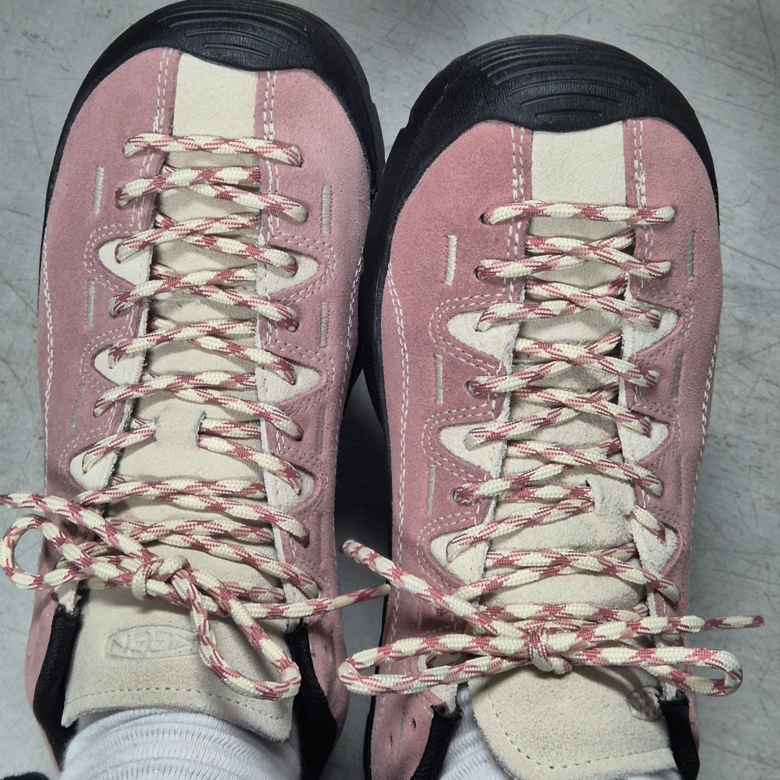 (W) Keen Jasper Suede Sneakers Nostalgia Rose Birch 착용 스타일 - 2