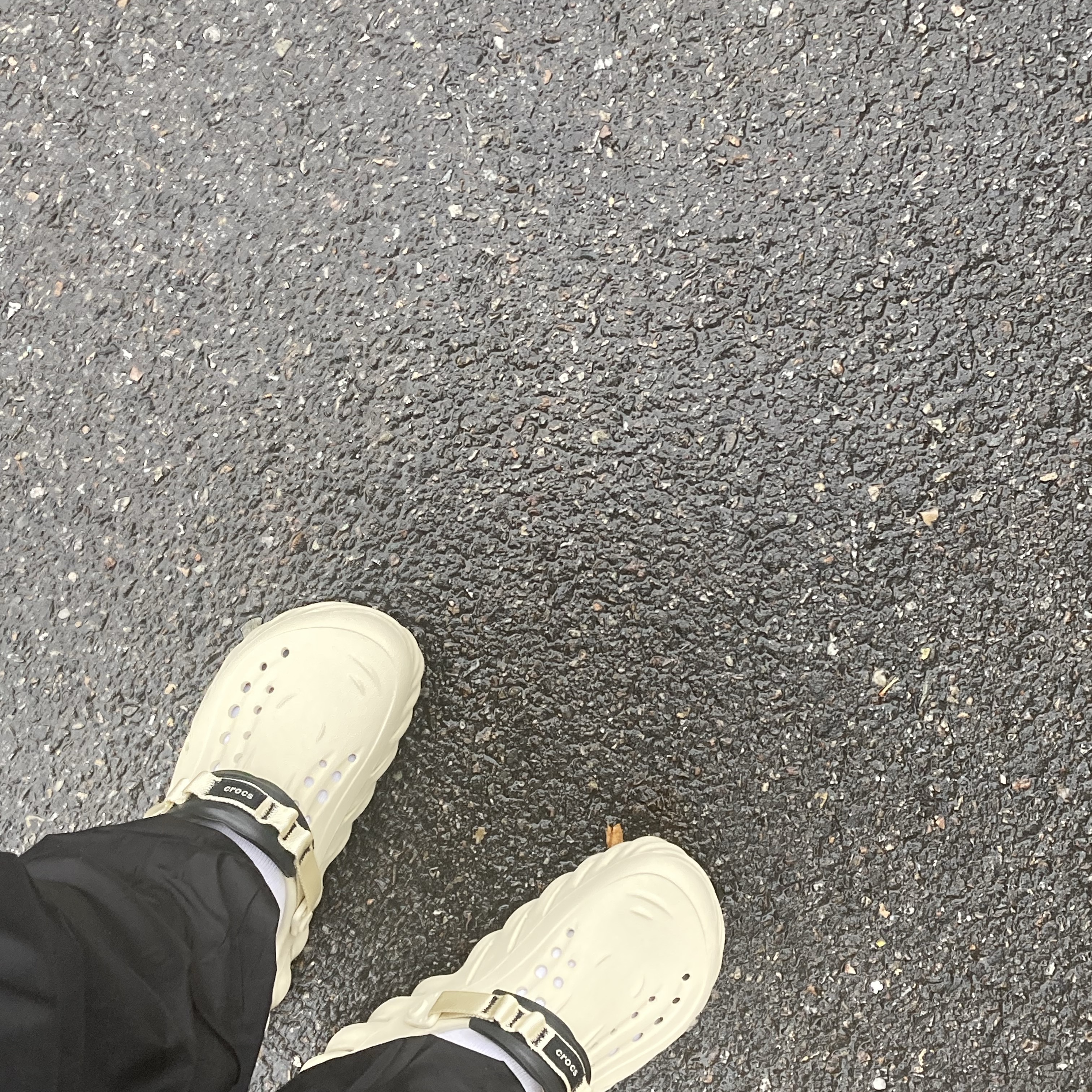 Crocs Echo Clog Bone Black 착용 스타일