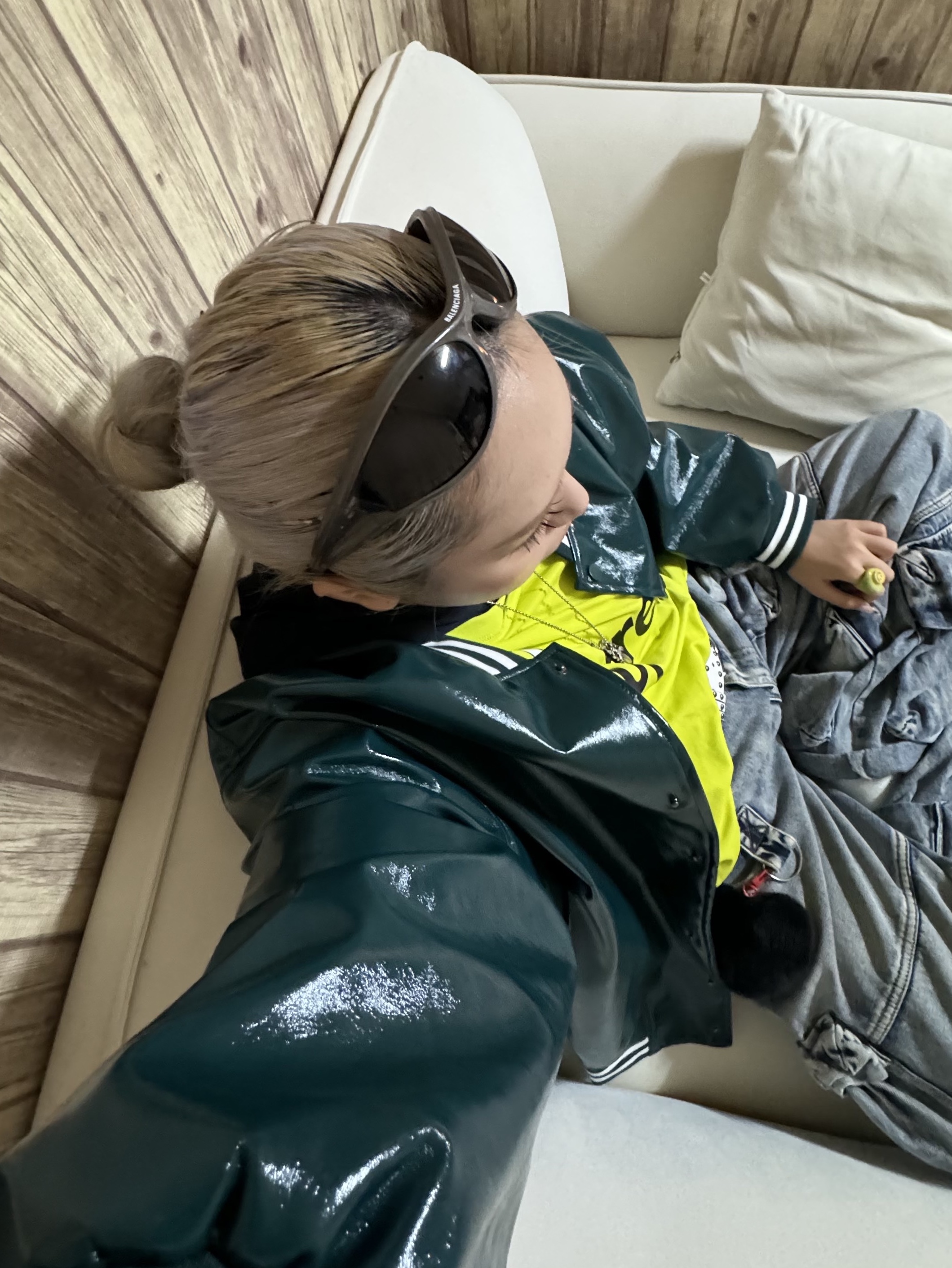 Balenciaga Dynamo Round Sunglasses Black, Supreme Hooded Soccer Jersey Bright Green - 23FW 착용 스타일 - 1