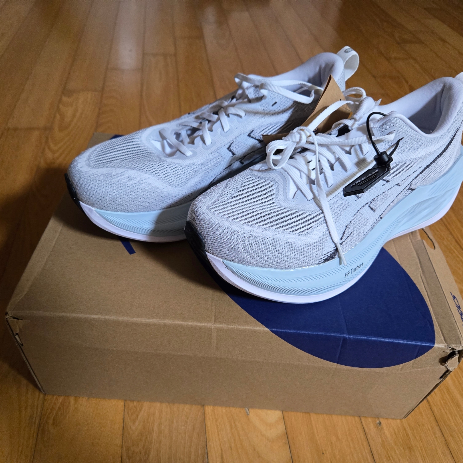 Asics Superblast 2 White Cool Grey 착용 스타일