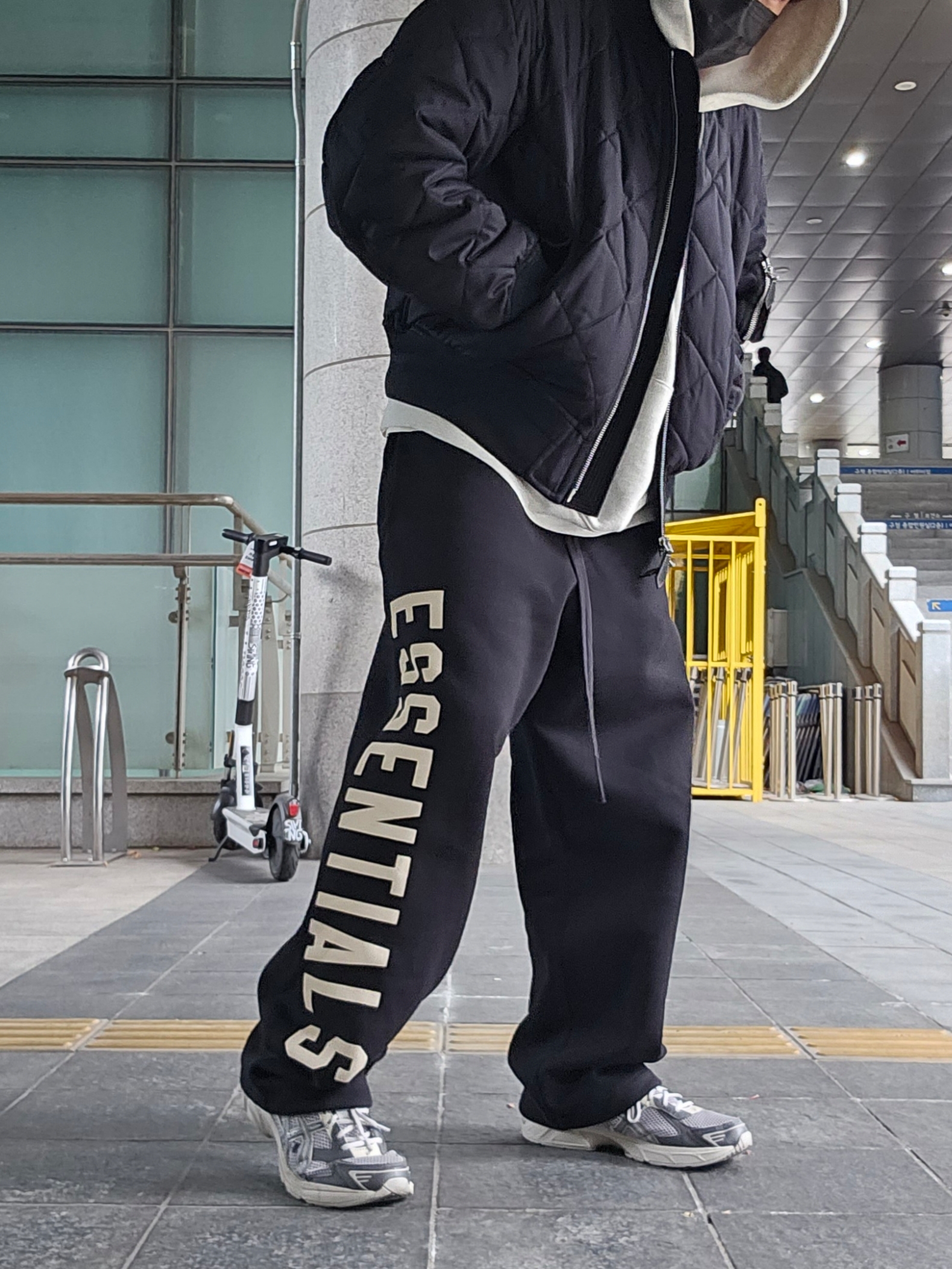 Essentials The Core Collection Pullover Hoodie Oatmeal, Essentials Fleece Relaxed Sweatpant Black - 24FW 착용 스타일 - 2