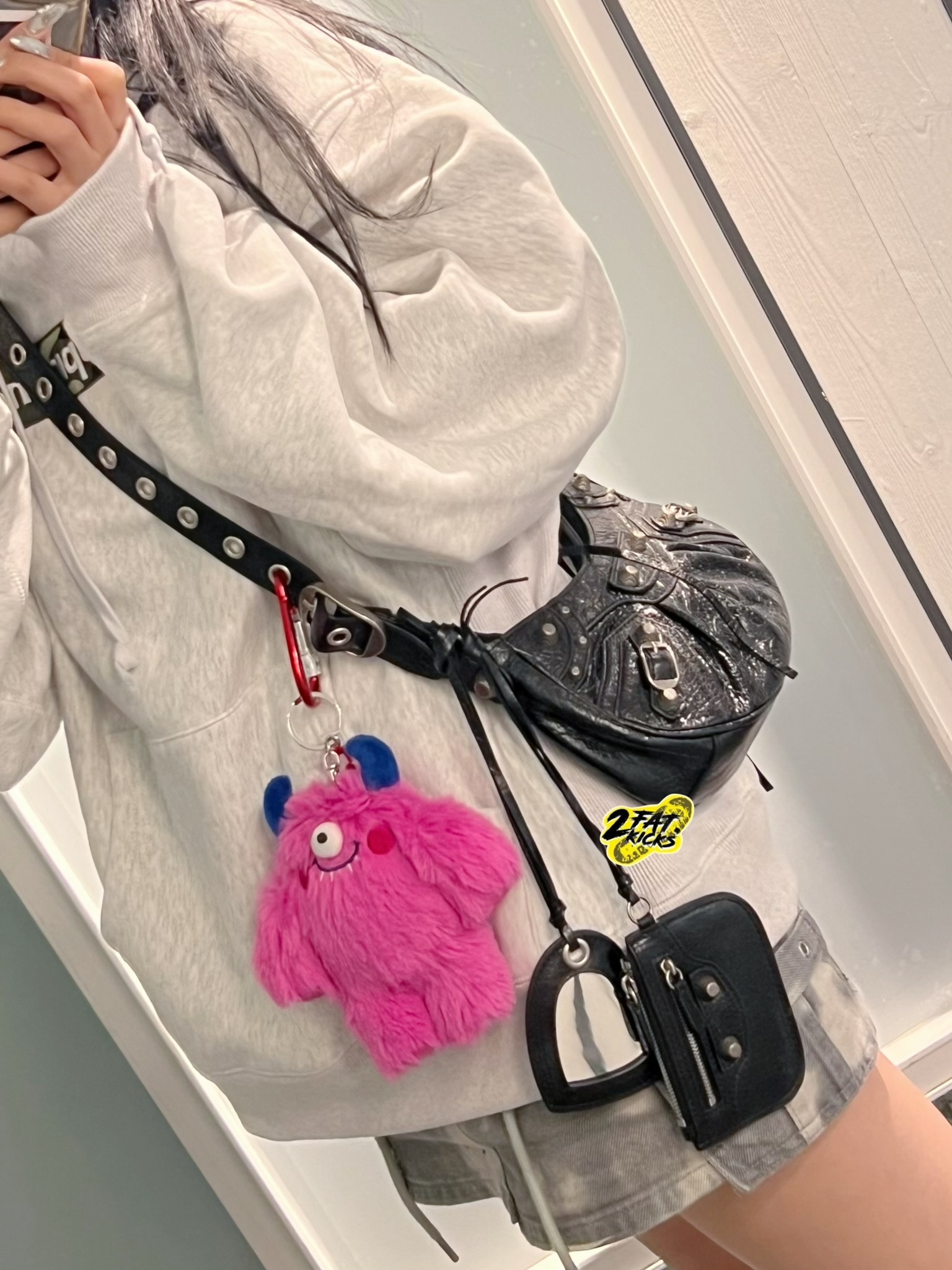 Supreme Box Logo Hooded Sweatshirt Ash Grey - 23FW, Balenciaga Arena Lambskin Le Cagole XS Shoulder Bag Black 착용 스타일 - 2