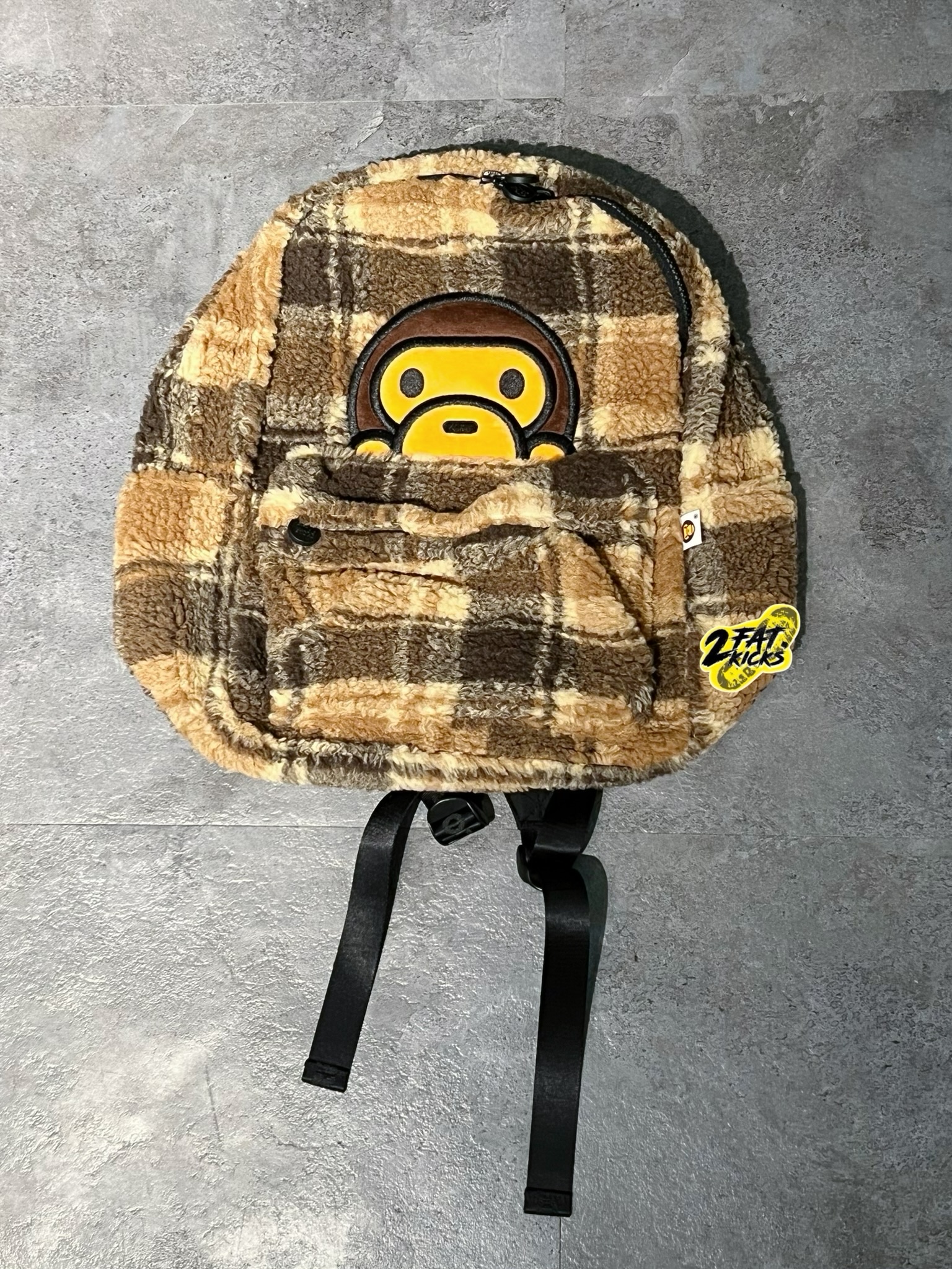 BAPE Baby Milo Check Sherpa Medium Backpack Beige Brown 착용 스타일 - 3