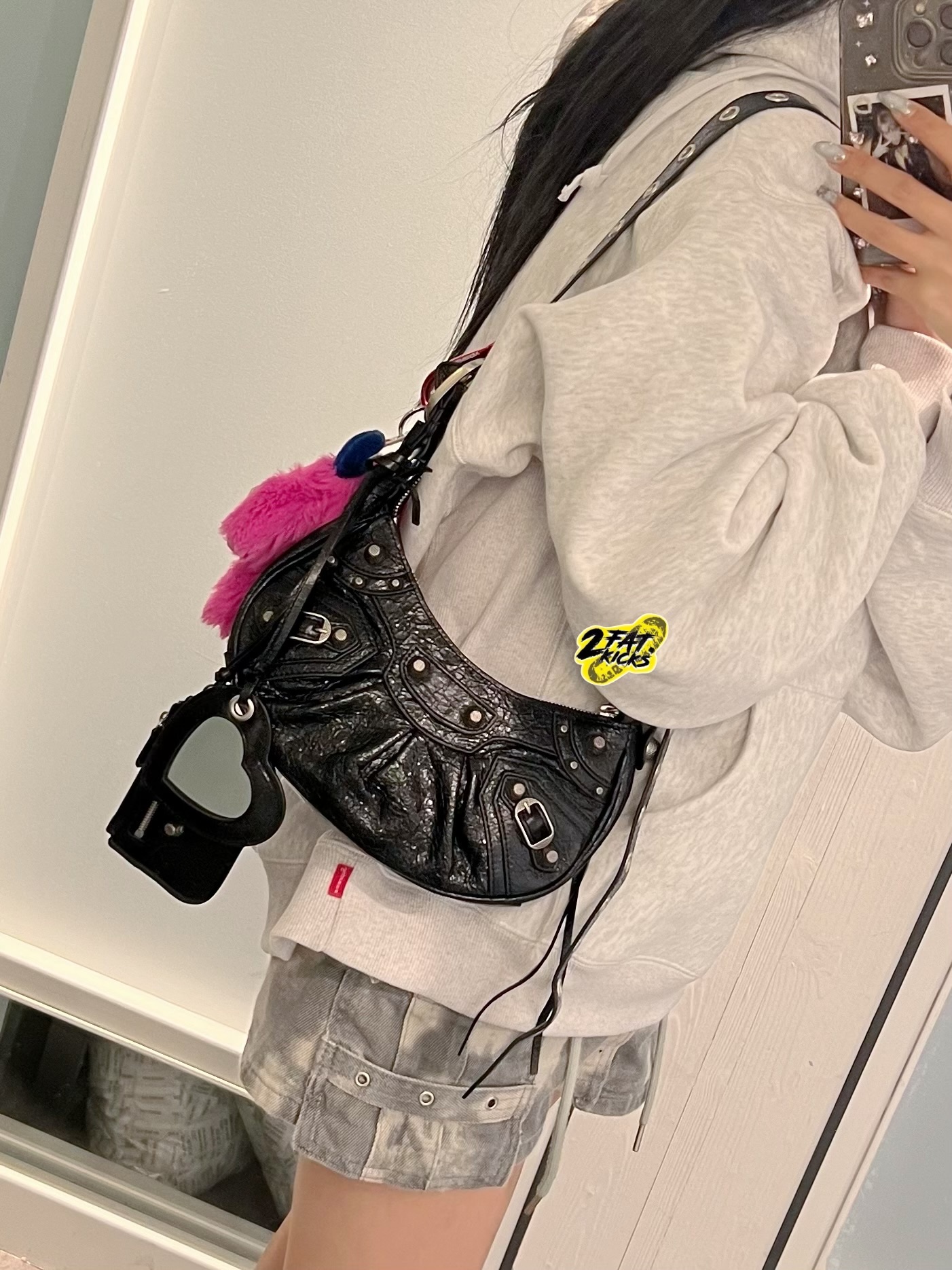 Supreme Box Logo Hooded Sweatshirt Ash Grey - 23FW, Balenciaga Arena Lambskin Le Cagole XS Shoulder Bag Black 착용 스타일 - 3
