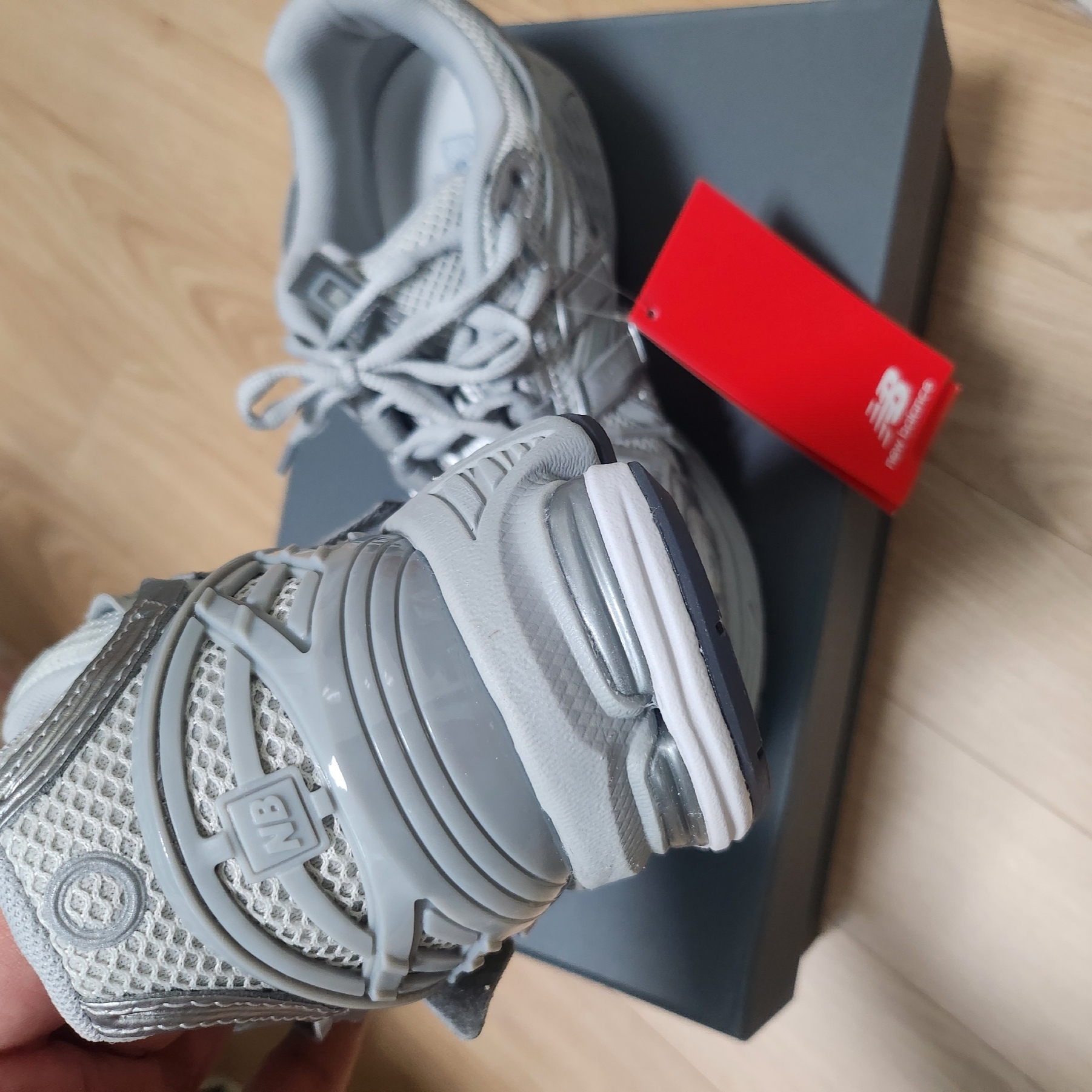 New Balance 1906A Concrete Silver Metallic 착용 스타일 - 2