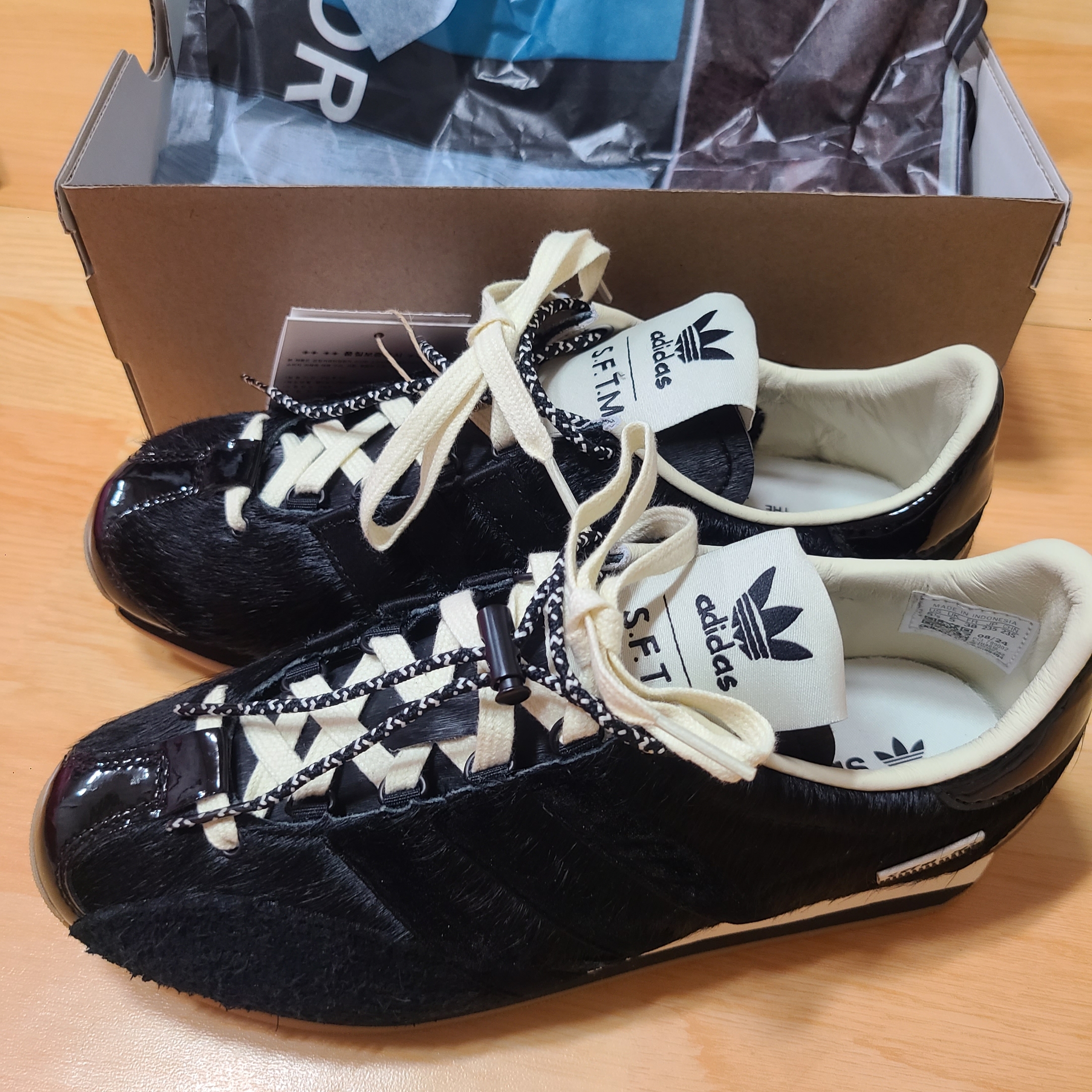 Adidas x Song for the Mute Country OG Core Black Cream White 착용 스타일 - 3