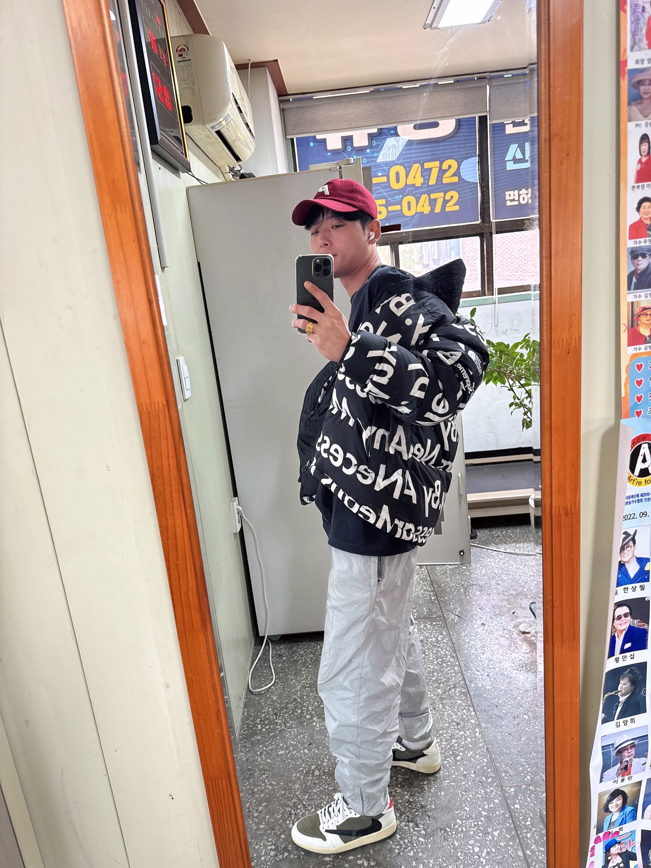 Jordan x Travis Scott T-Shirts Black (DZ5514-011), Nike M NRG Track Pants Light Smoke Grey 착용 스타일 - 4