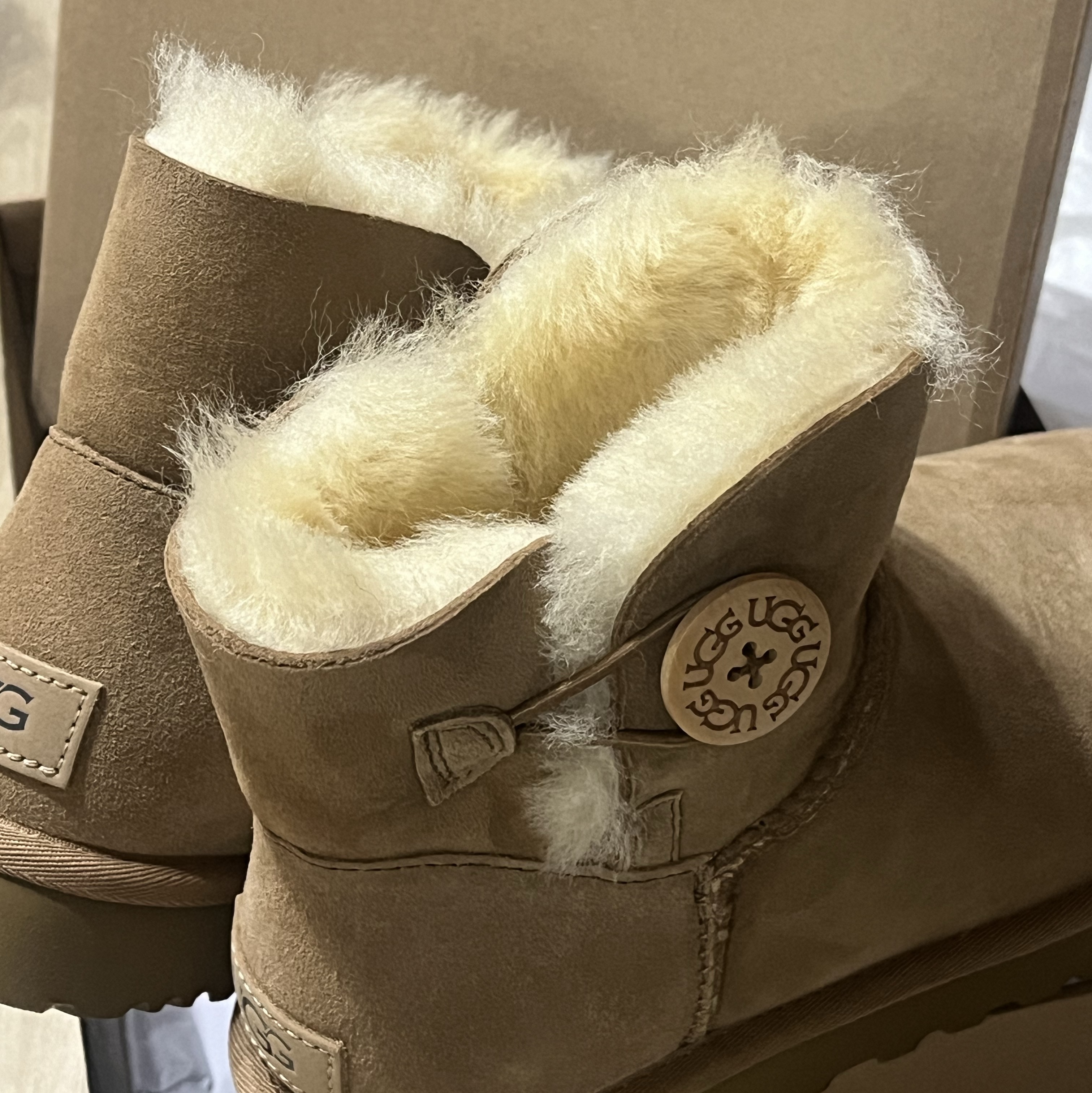 (W) UGG Mini Bailey Button II Boots Chestnut 착용 스타일