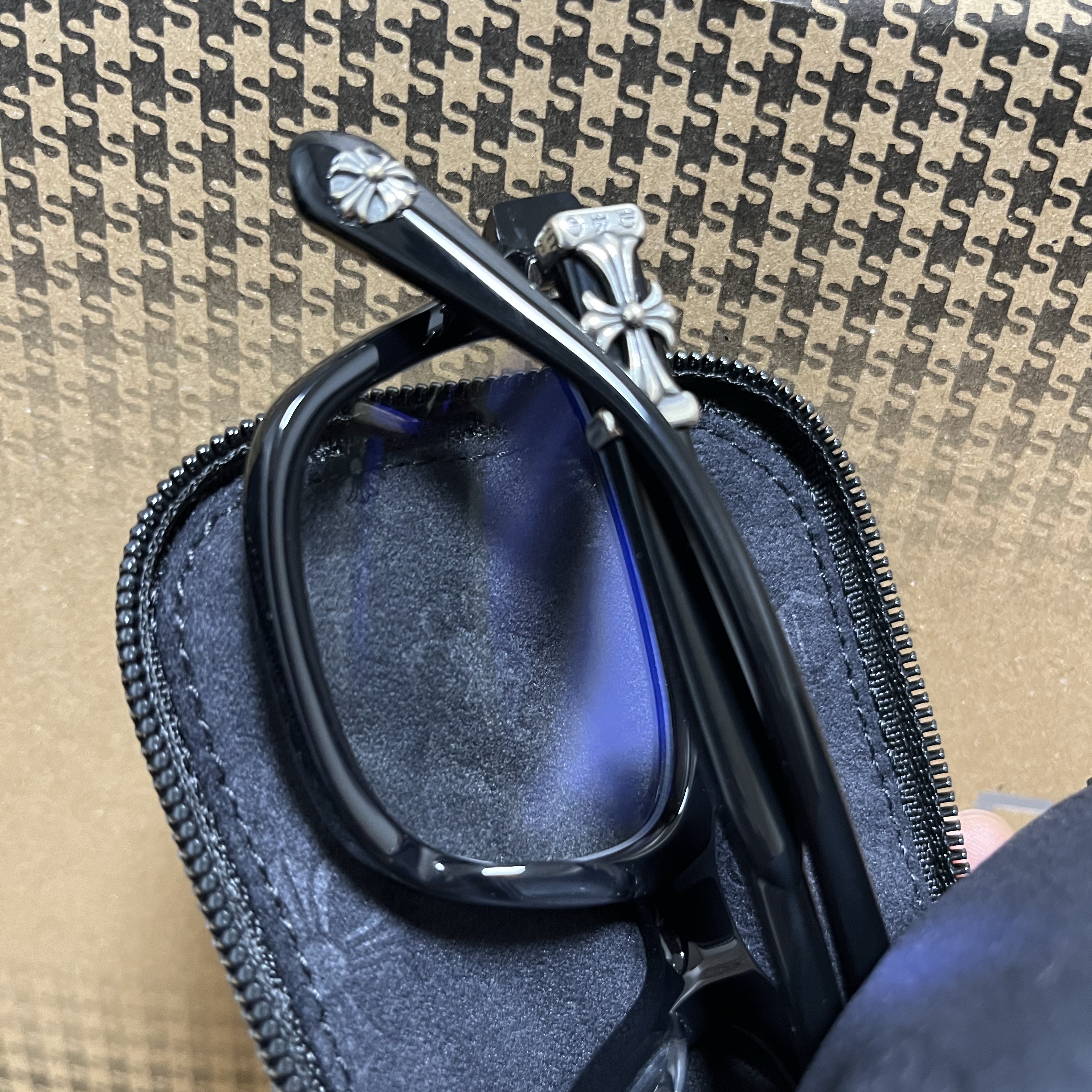 Chrome Hearts Cox Ucker Black 착용 스타일