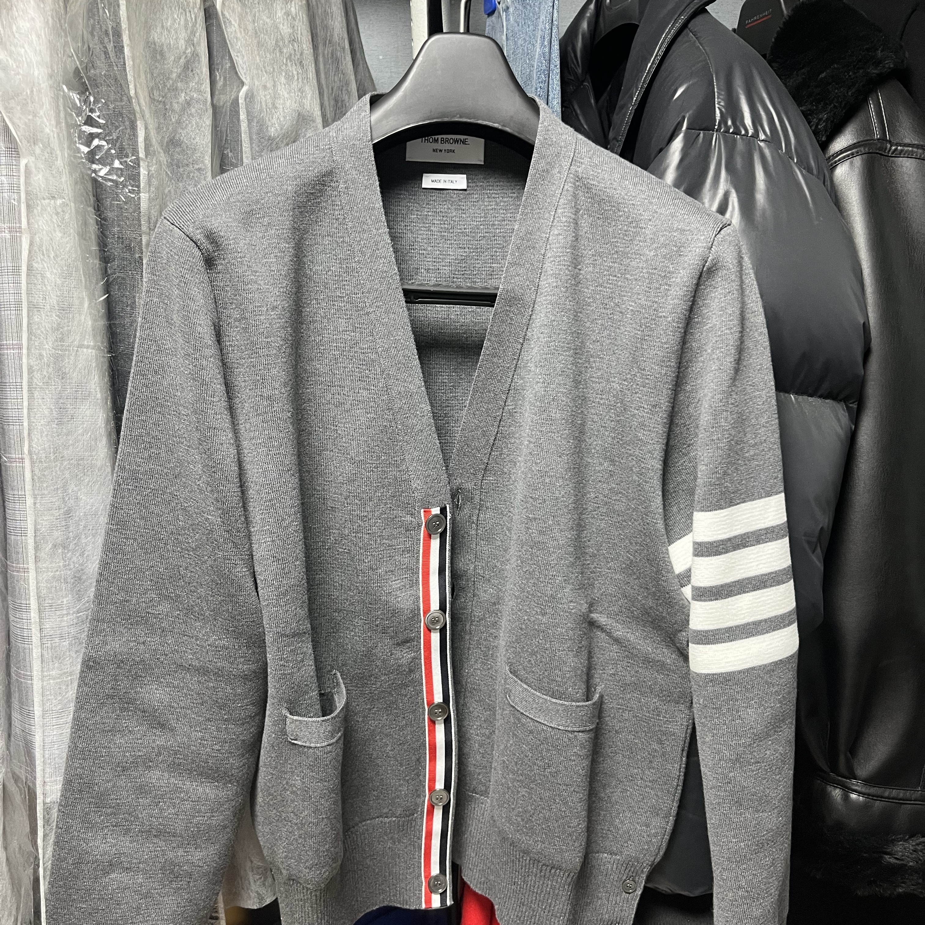 Thom Browne Milano Stitch 4-Bar Cardigan Medium Grey 착용 스타일 - 1