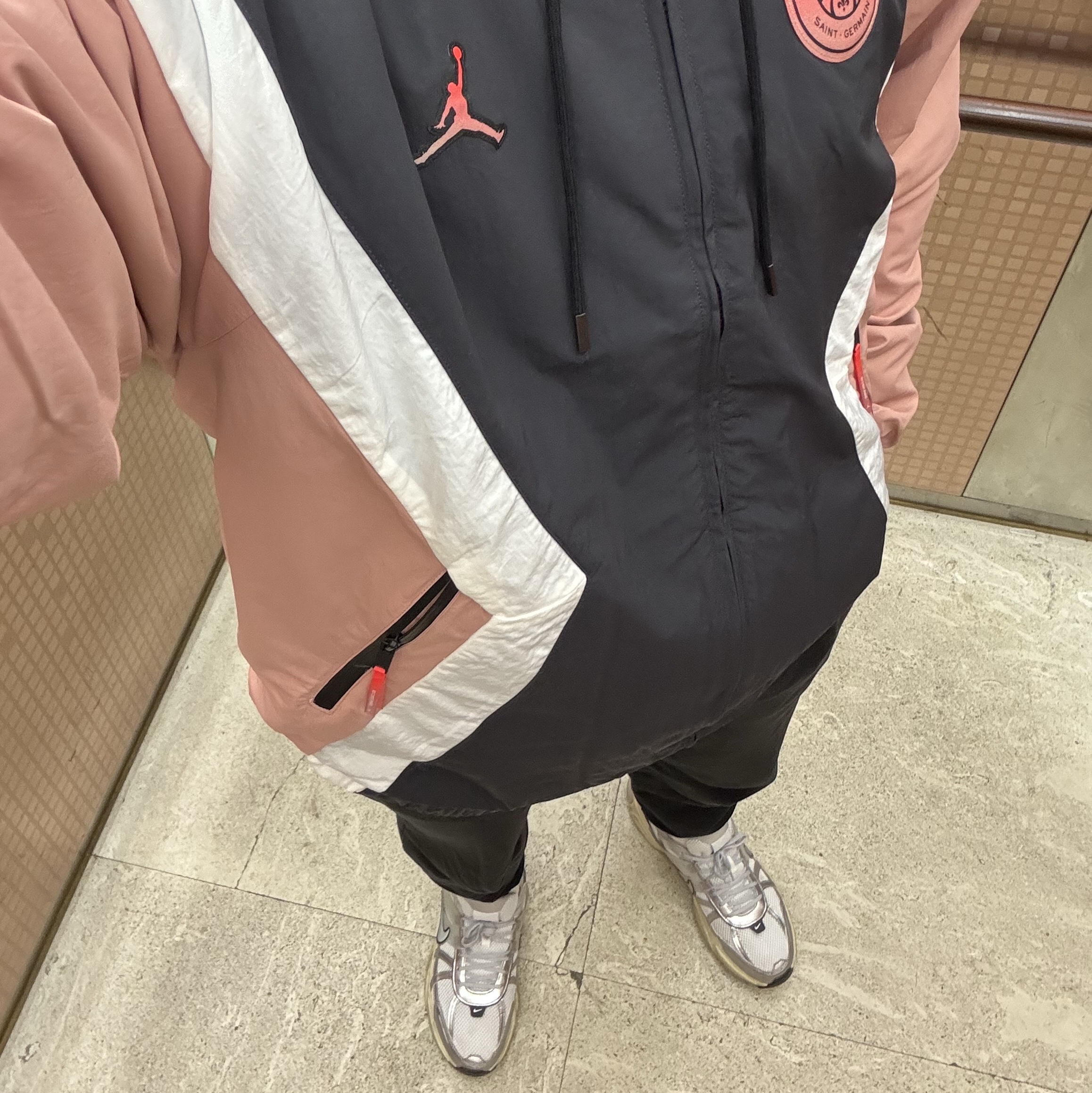 Nike V2K Run Summit White Metallic Silver 착용 스타일 - 2