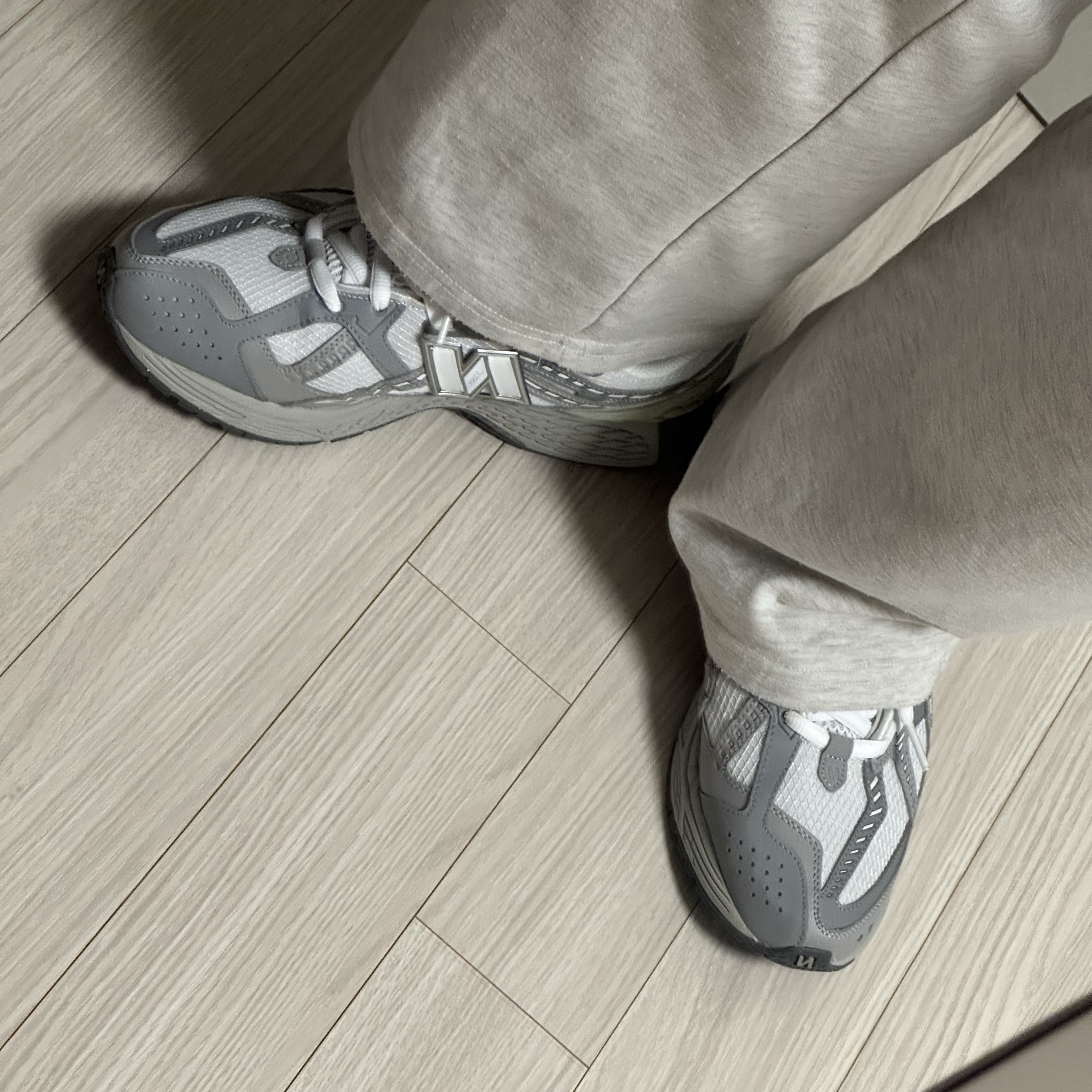 New Balance 1906R Team Away Grey Olivine 착용 스타일 - 1