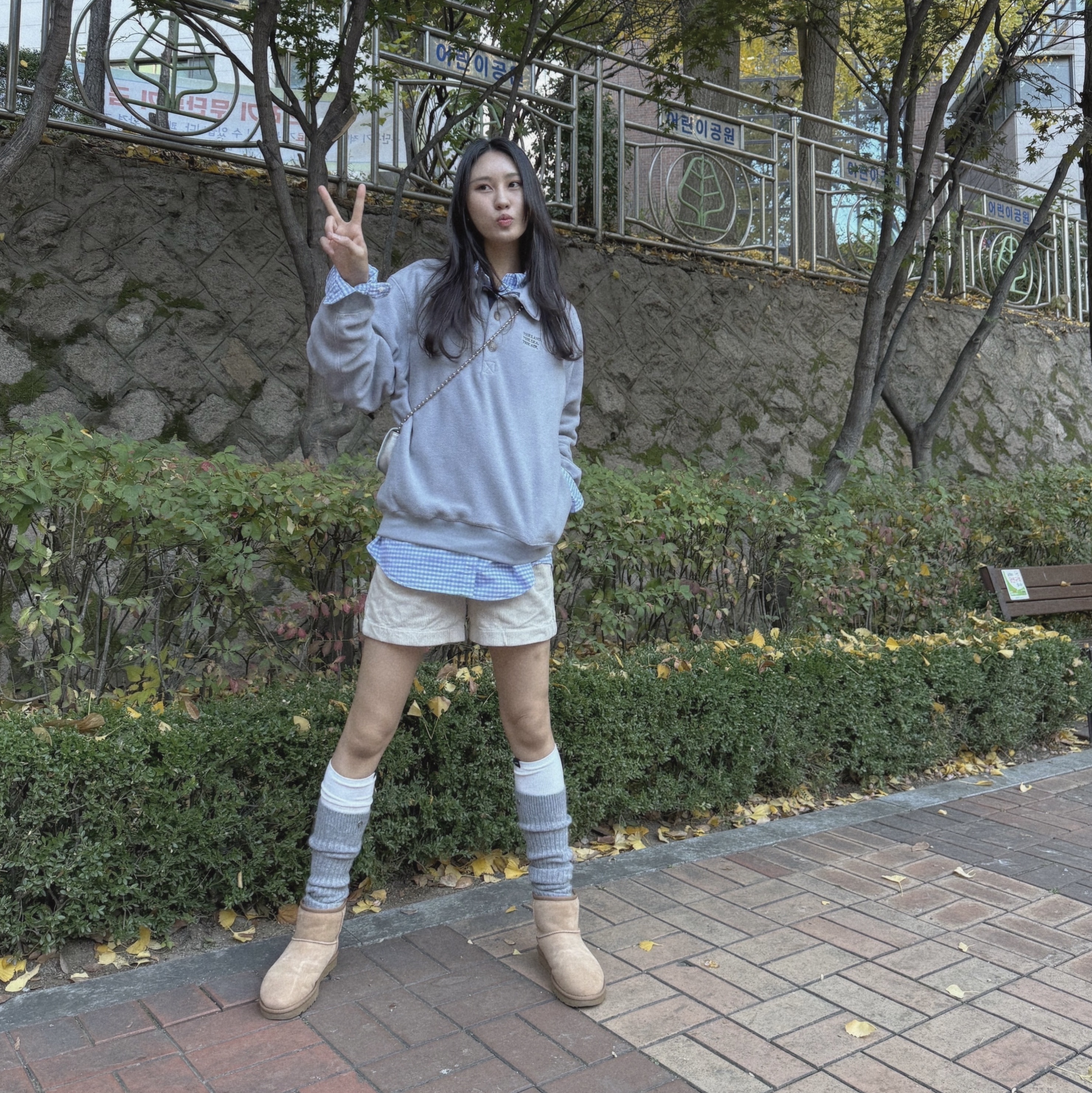 (W) UGG Classic Mini II Boots Chestnut 착용 스타일 - 1