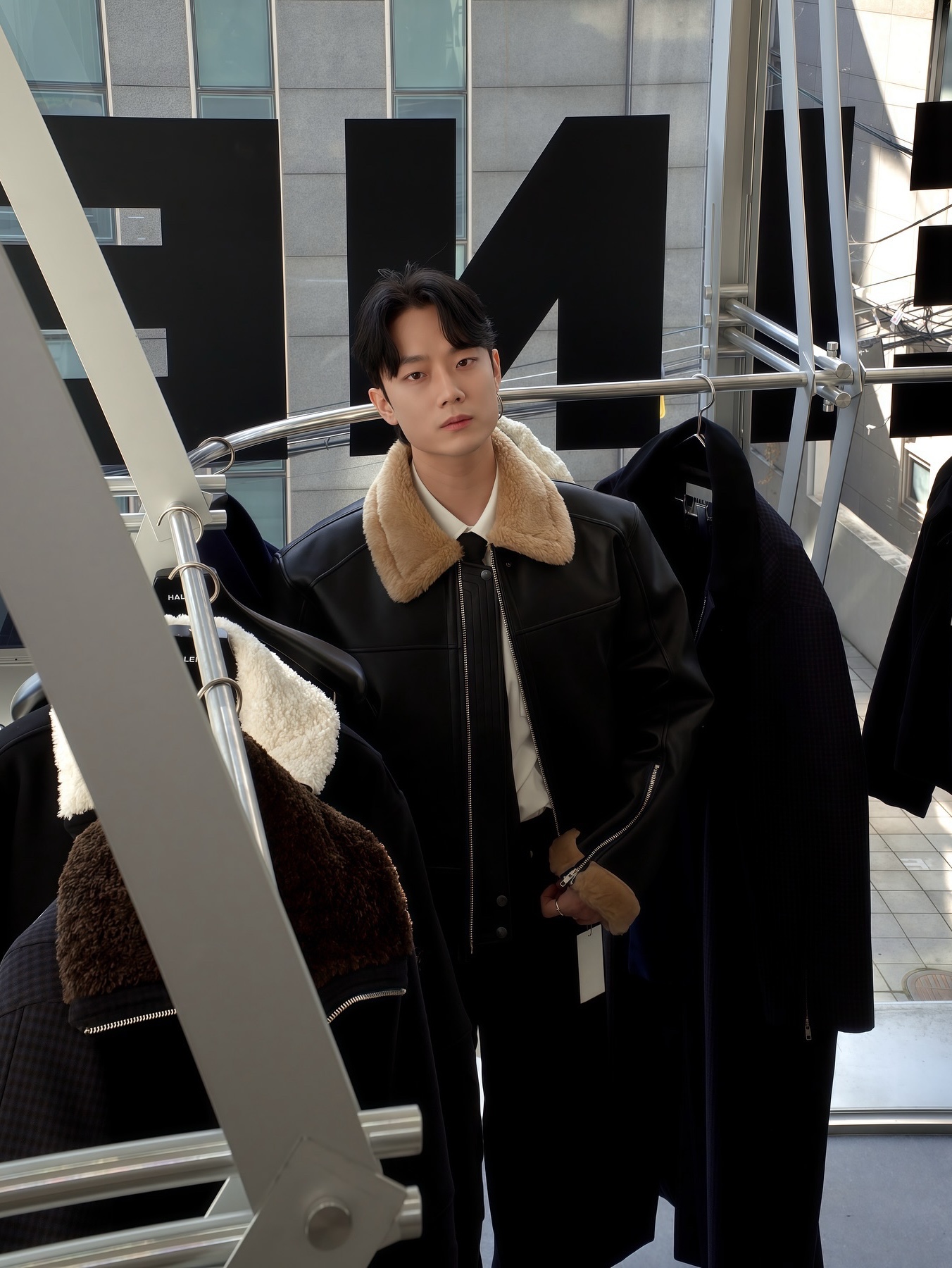Haleine 3D Faux Shearling Crop Jacket Brown (VJ411), Haleine 3D Faux Shearling Crop Jacket Black (VJ410) 착용 스타일