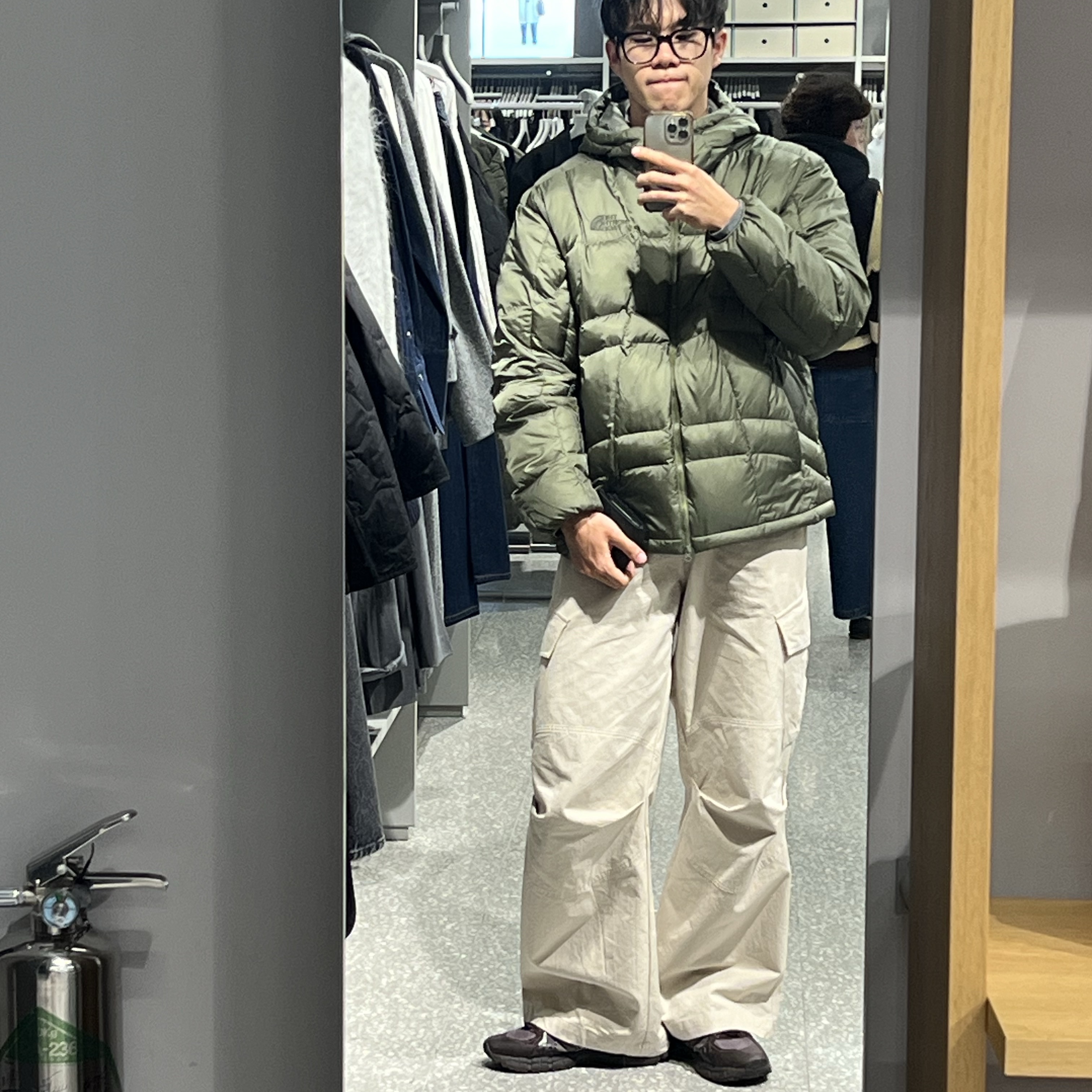 The North Face White Label Wave LT On Ball Jacket Khaki, DIVEIN Vern Cargo Pants Light Sage 착용 스타일 - 2