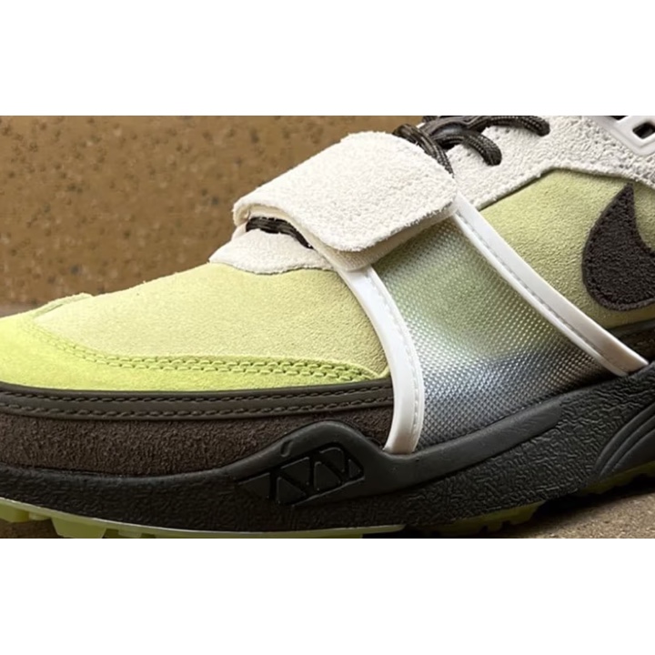 Nike x Travis Scott Zoom Field Jaxx White and Light Chocolate 착용 스타일 - 3