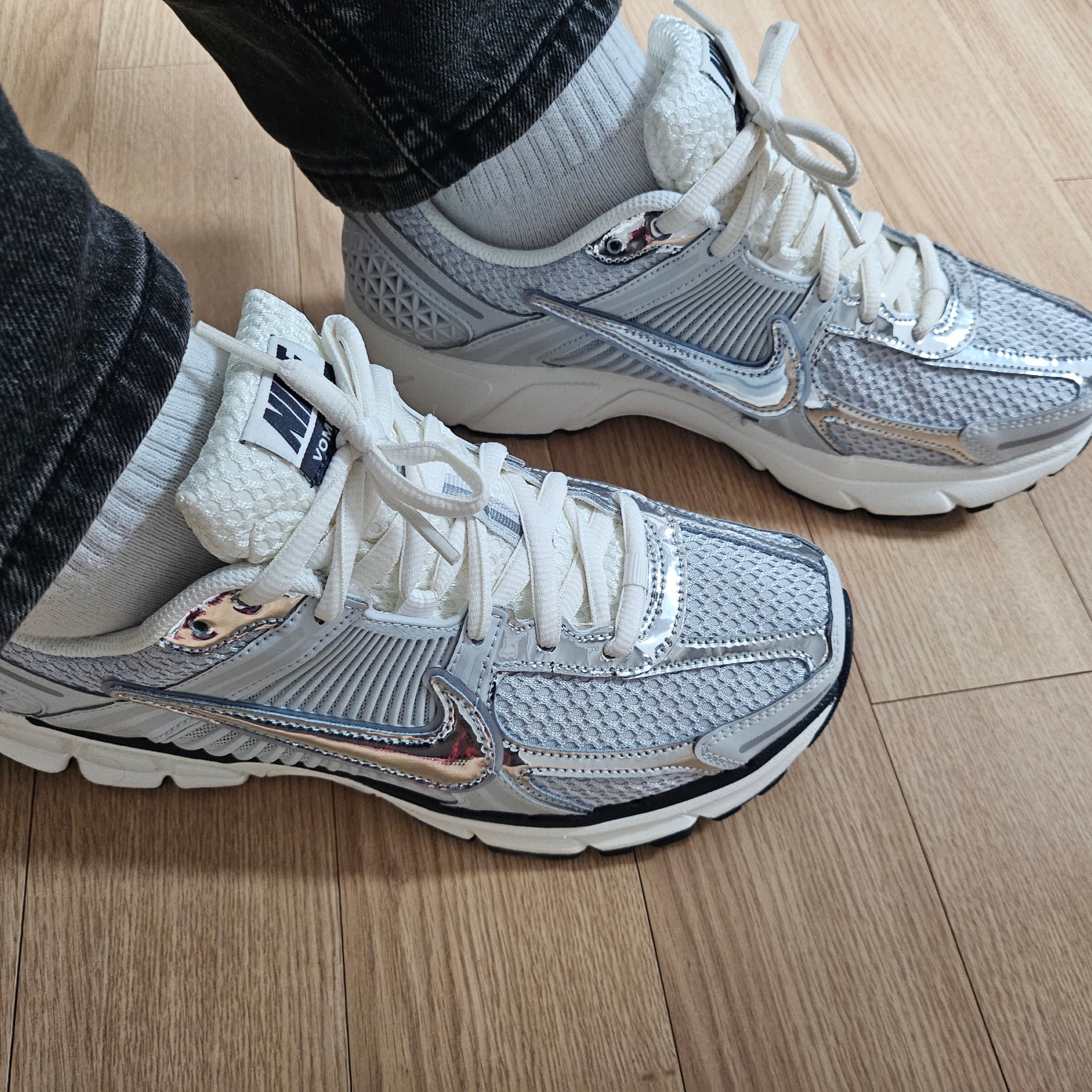 Nike Zoom Vomero 5 Photon Dust Gridiron 착용 스타일 - 2