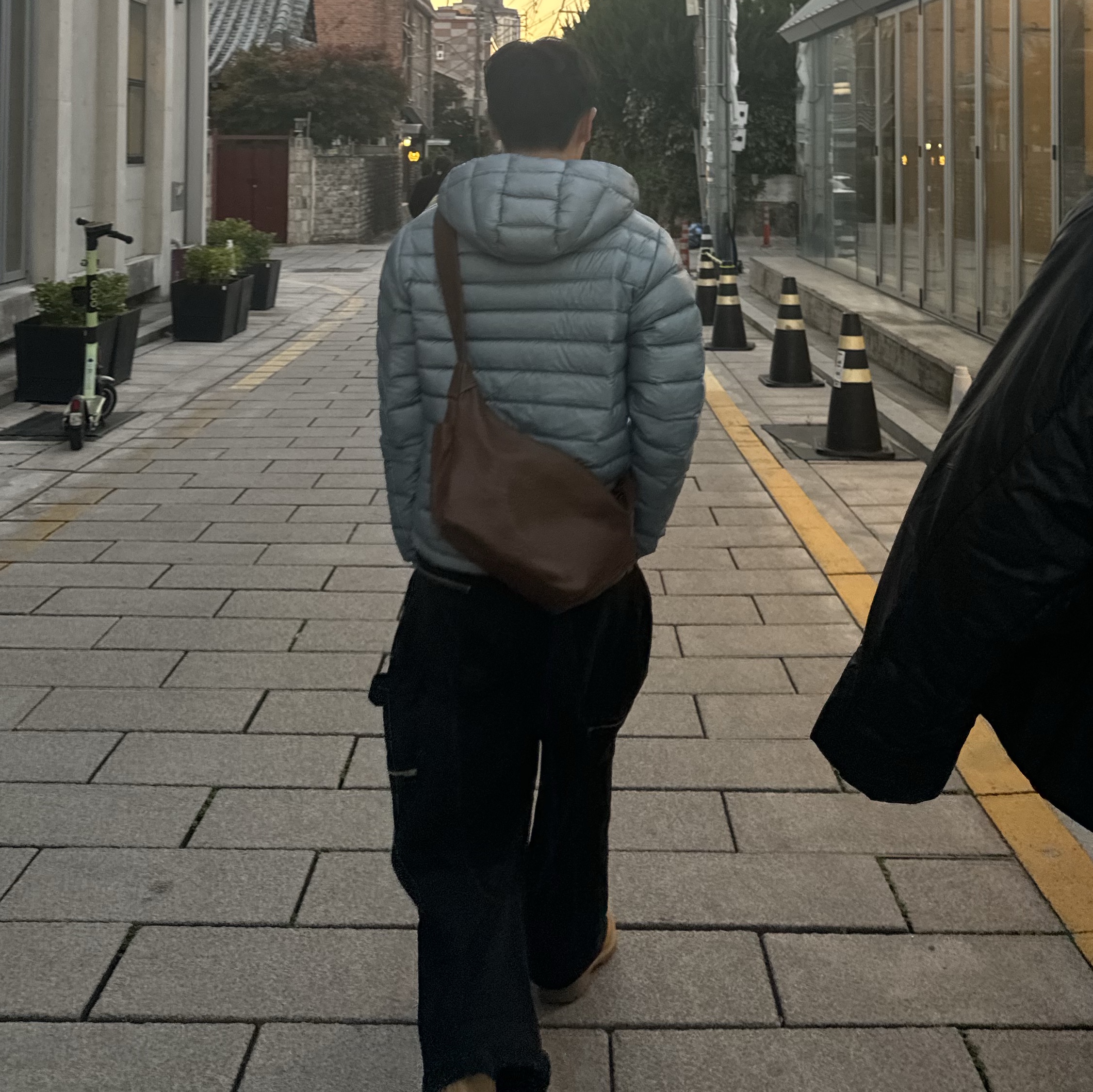 Sansan Gear Suffix Puffer Jacket Sky Blue - 24FW, Matin Kim Logo Sporty Duffel Bag Black 착용 스타일 - 5