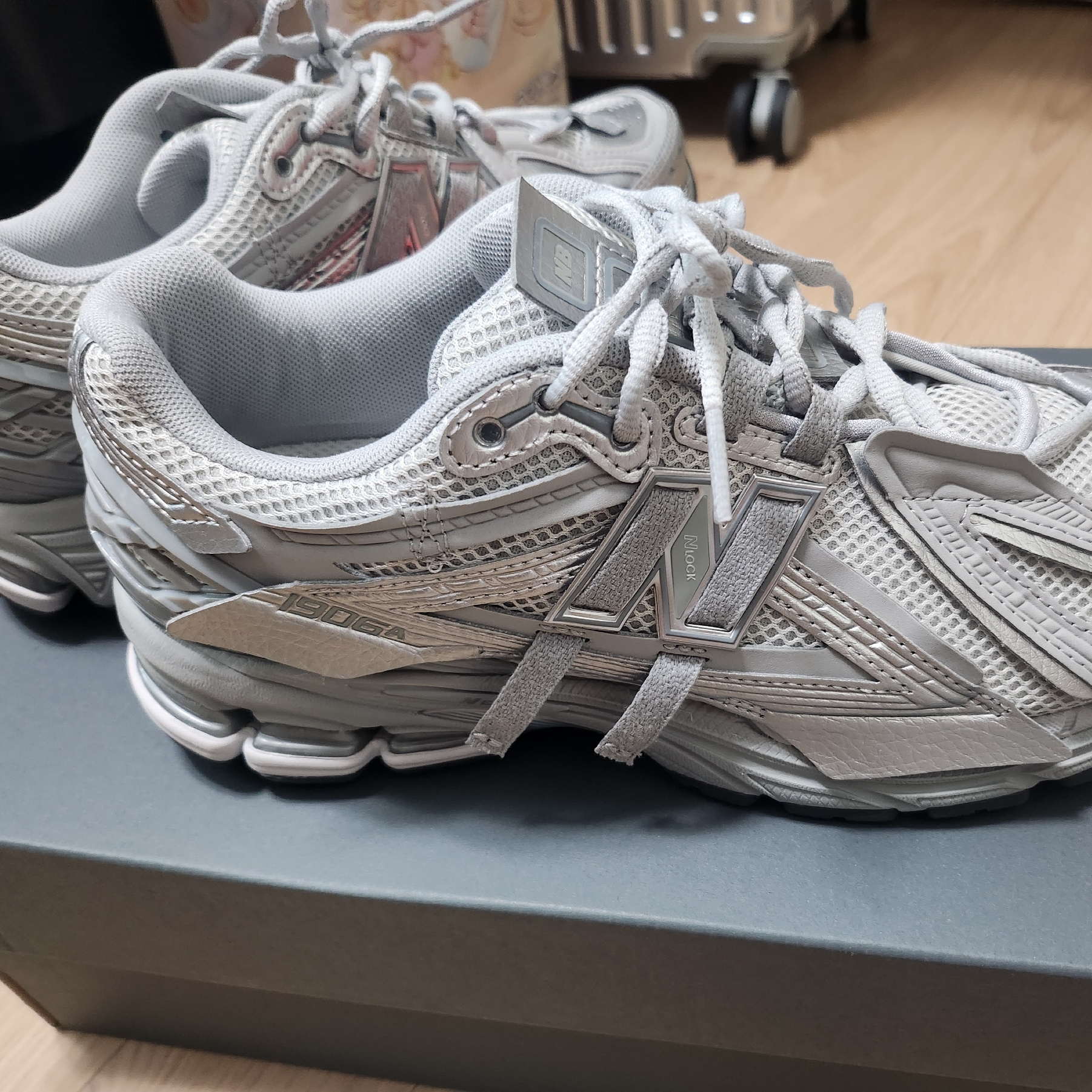 New Balance 1906A Concrete Silver Metallic 착용 스타일 - 6