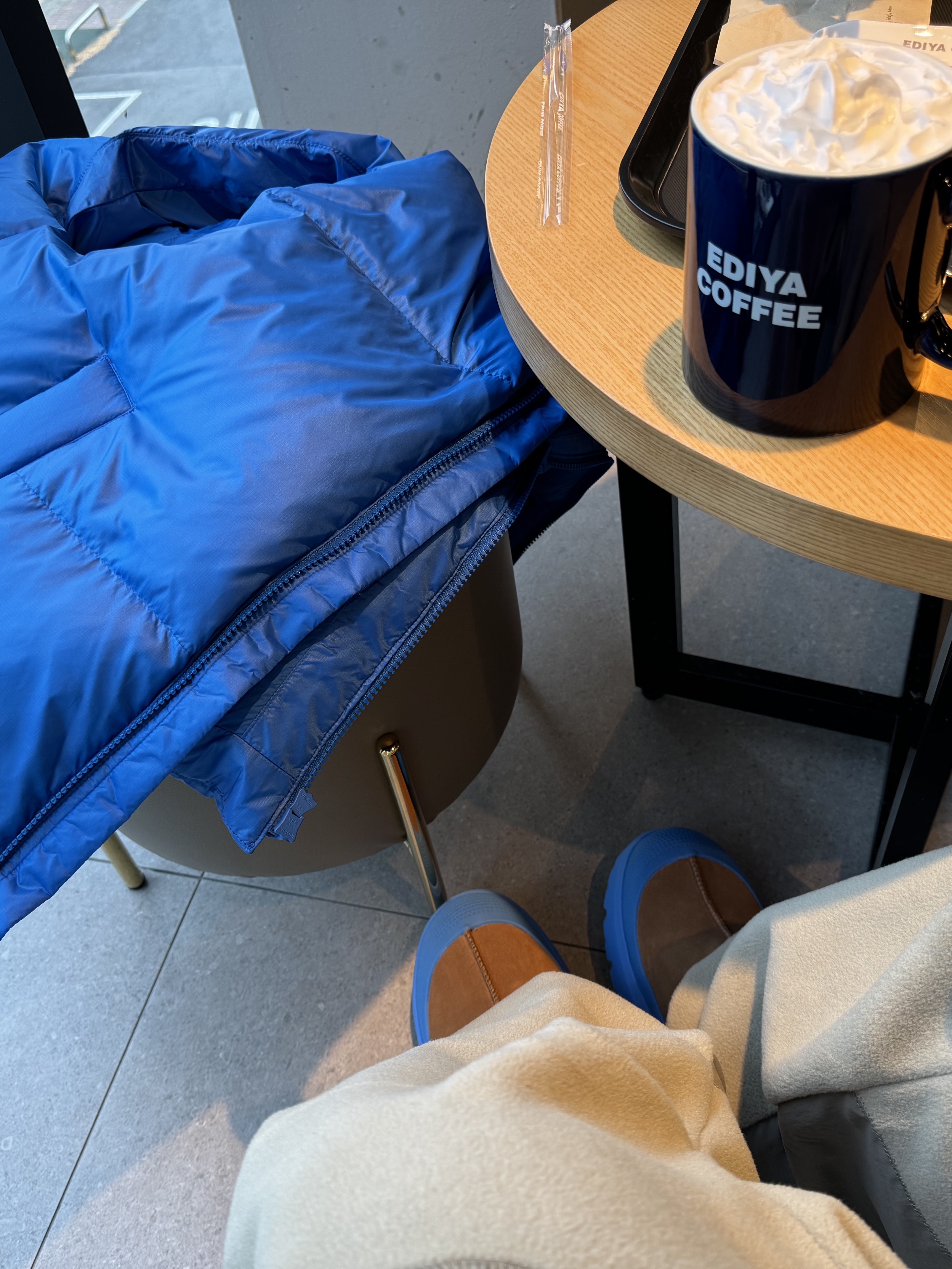 UGG Tasman Weather Hybrid Chestnut Big Sky 착용 스타일