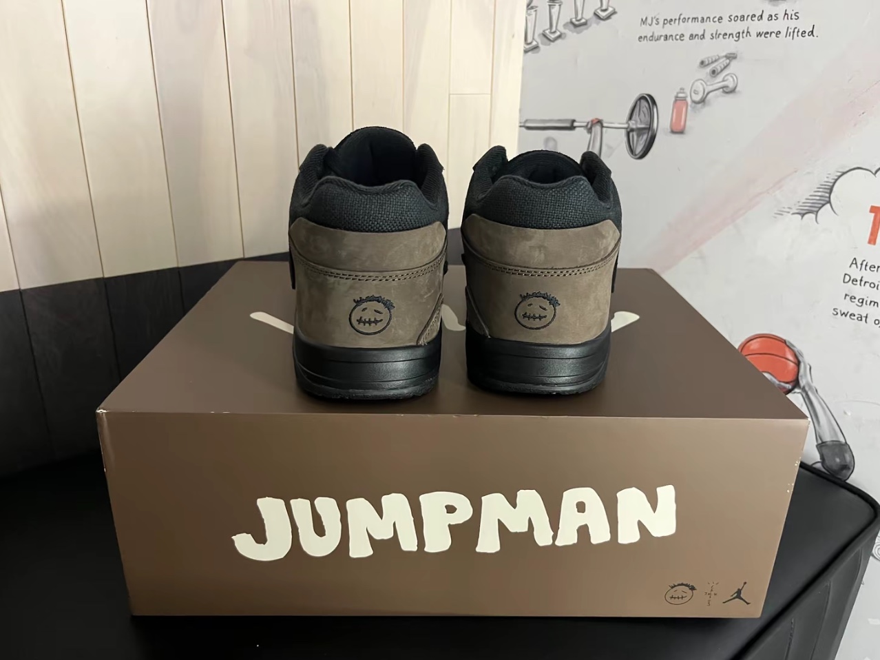 Jordan x Travis Scott Jumpman Jack TR Black and Dark Mocha 착용 스타일 - 3
