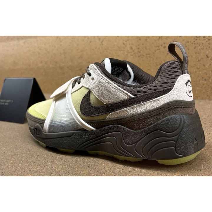 Nike x Travis Scott Zoom Field Jaxx White and Light Chocolate 착용 스타일 - 2