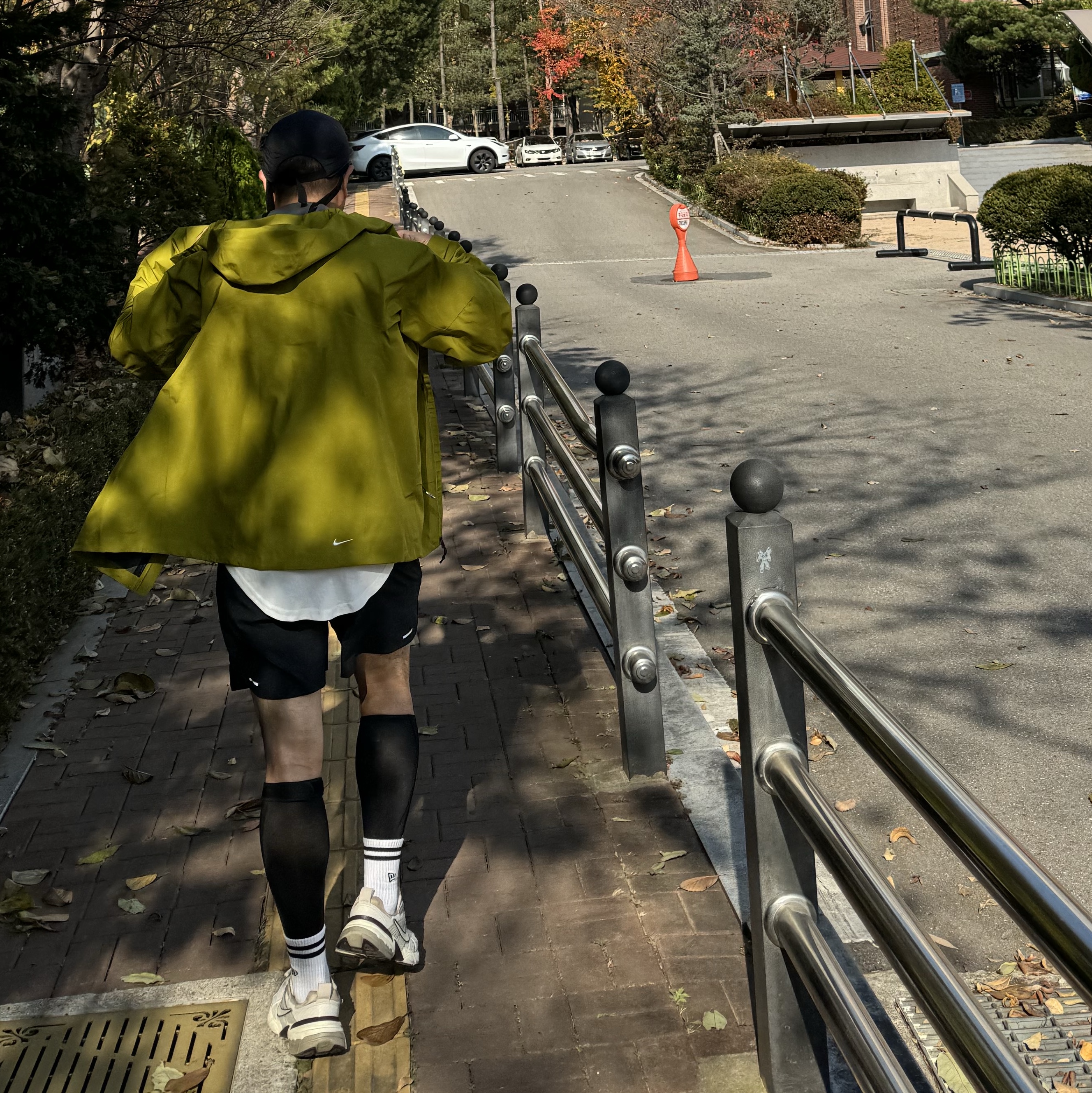 Nike ACG Storm-Fit ADV Cascade Rains Full Zip Jacket Moss - Asia, Nike Dri-Fit Stride 5 Inch Brief Lined Running Shorts Black - Asia 착용 스타일 - 2